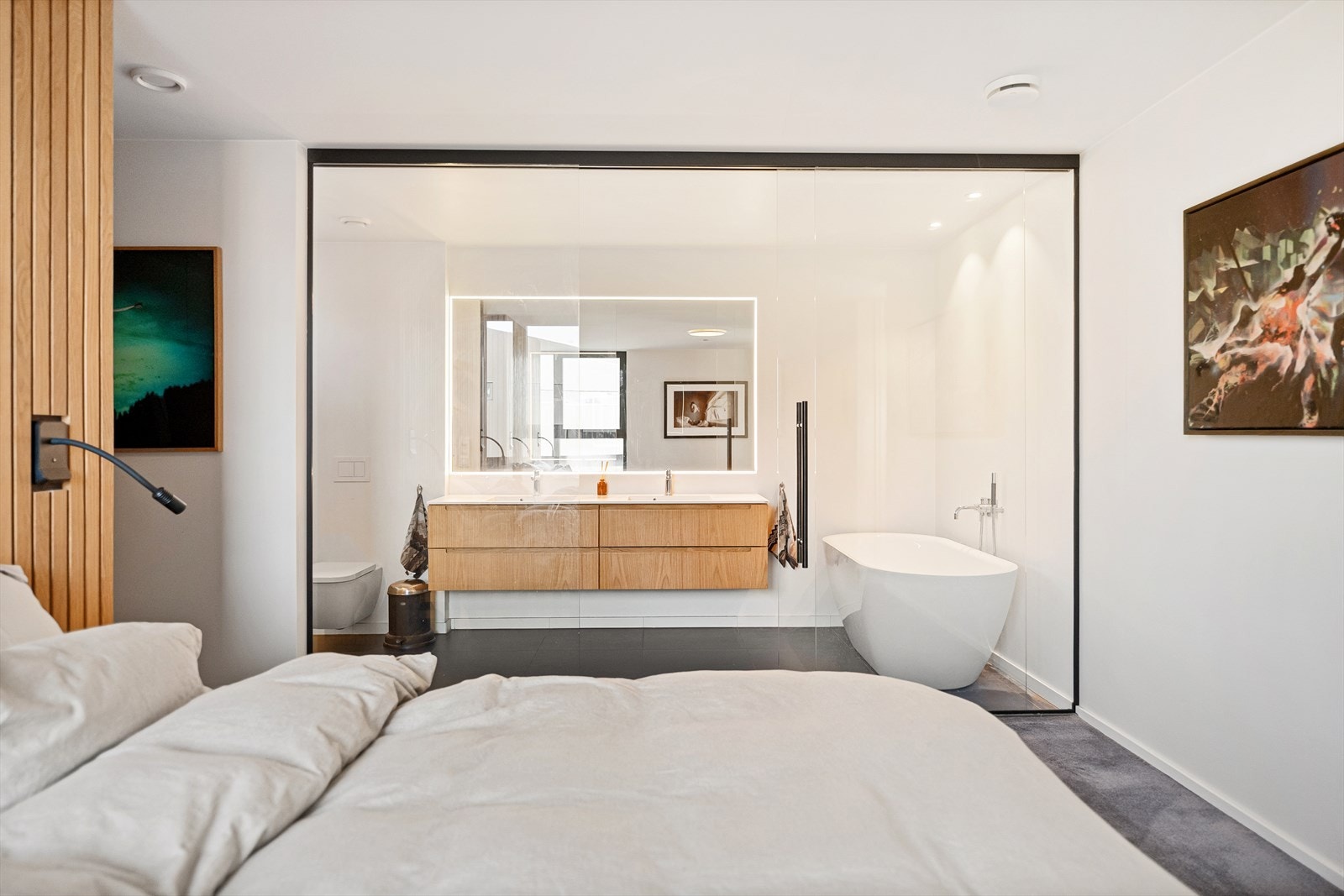 Dusj, badekar og dobbel vask Galleribilde