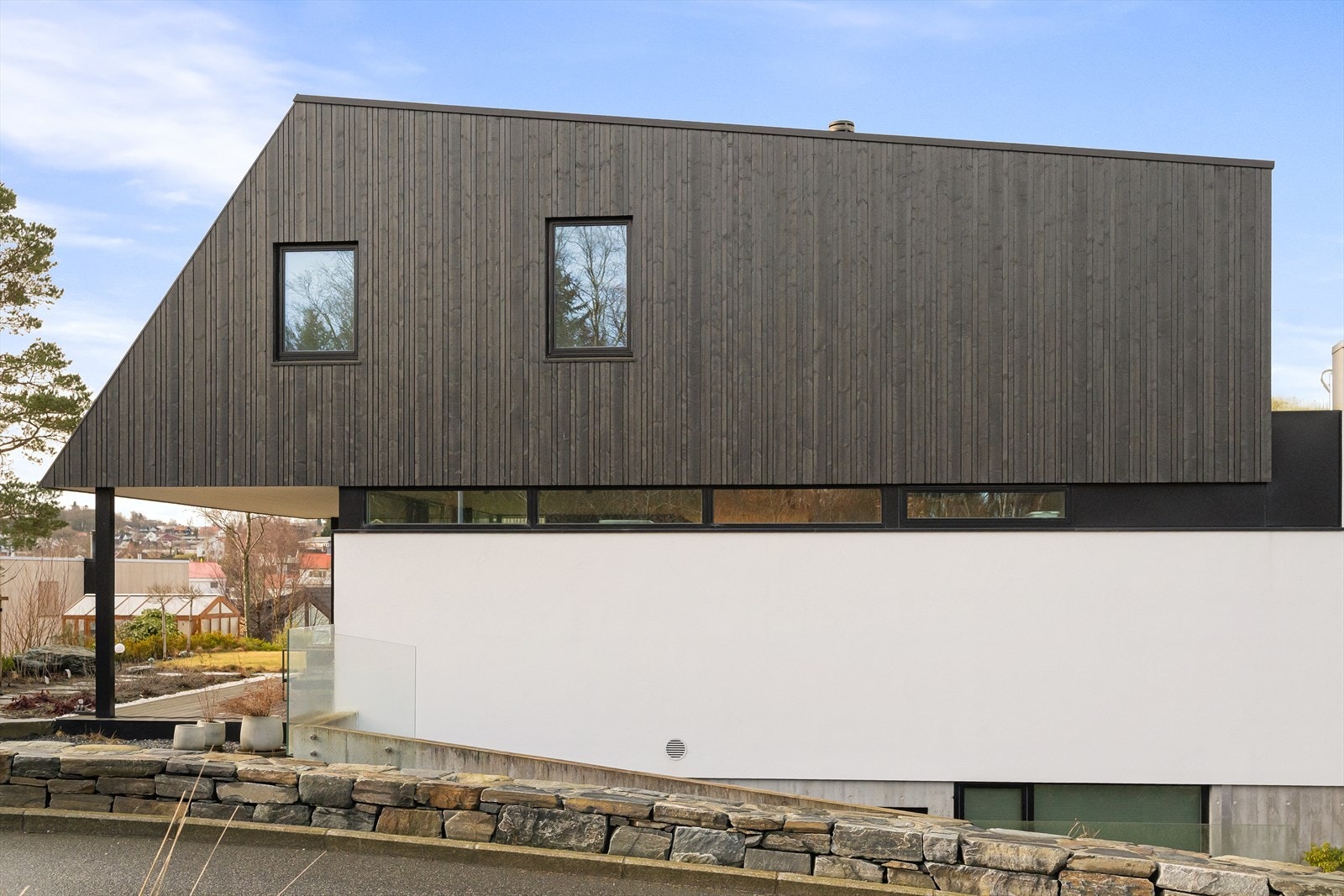 Detaljer. Overlys i rommene med langsgående vindusbånd. Galleribilde