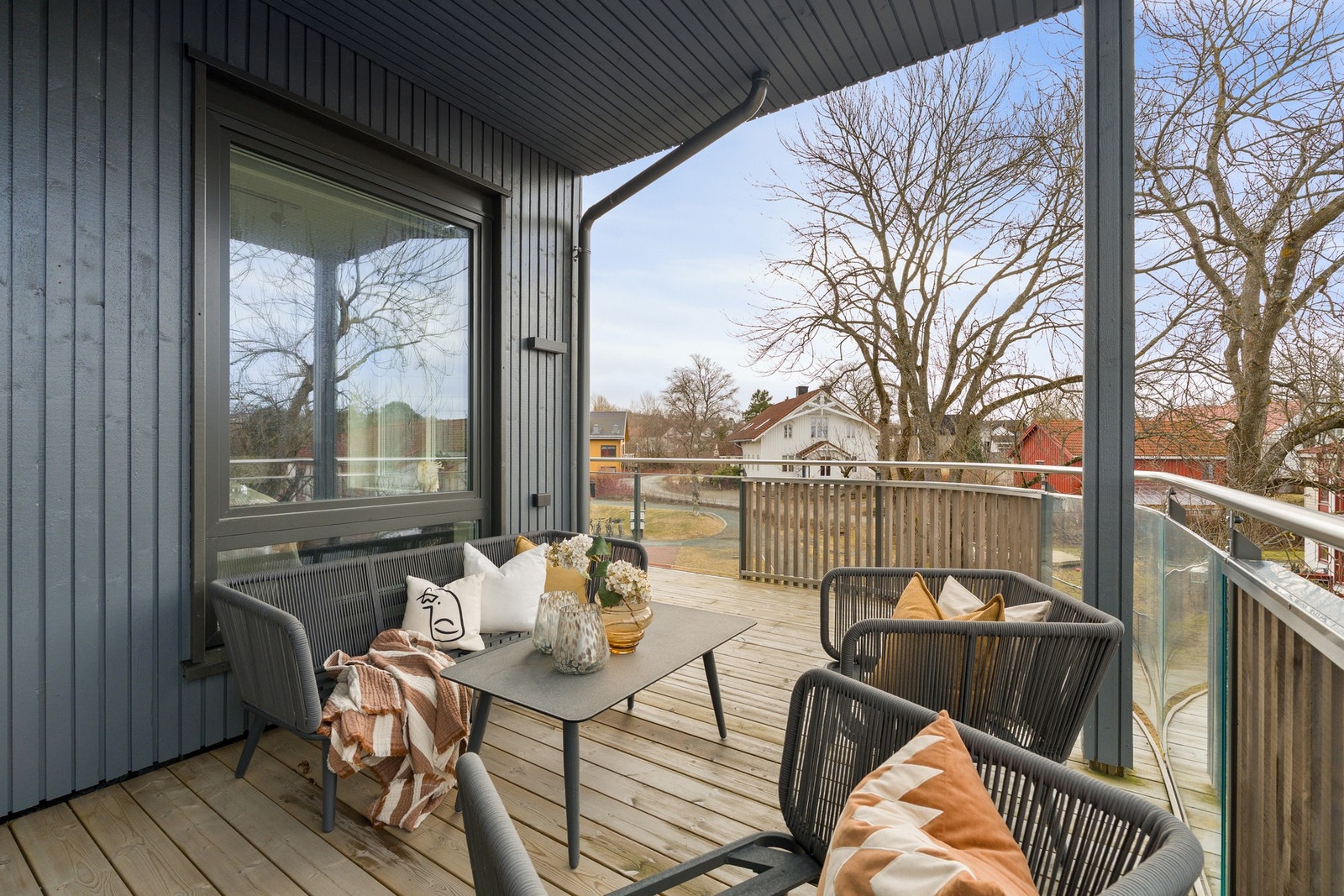 Her får du en fantastisk og nyere leilighet i 3.etasje med store oppholdsrom og flott balkong. Galleribilde