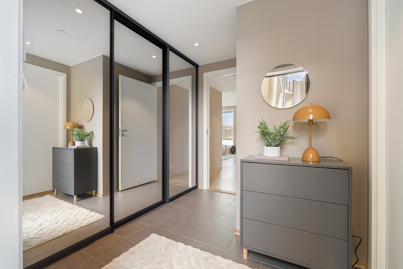 Innbydende entré med plass til yttertøy og sko. Galleribilde
