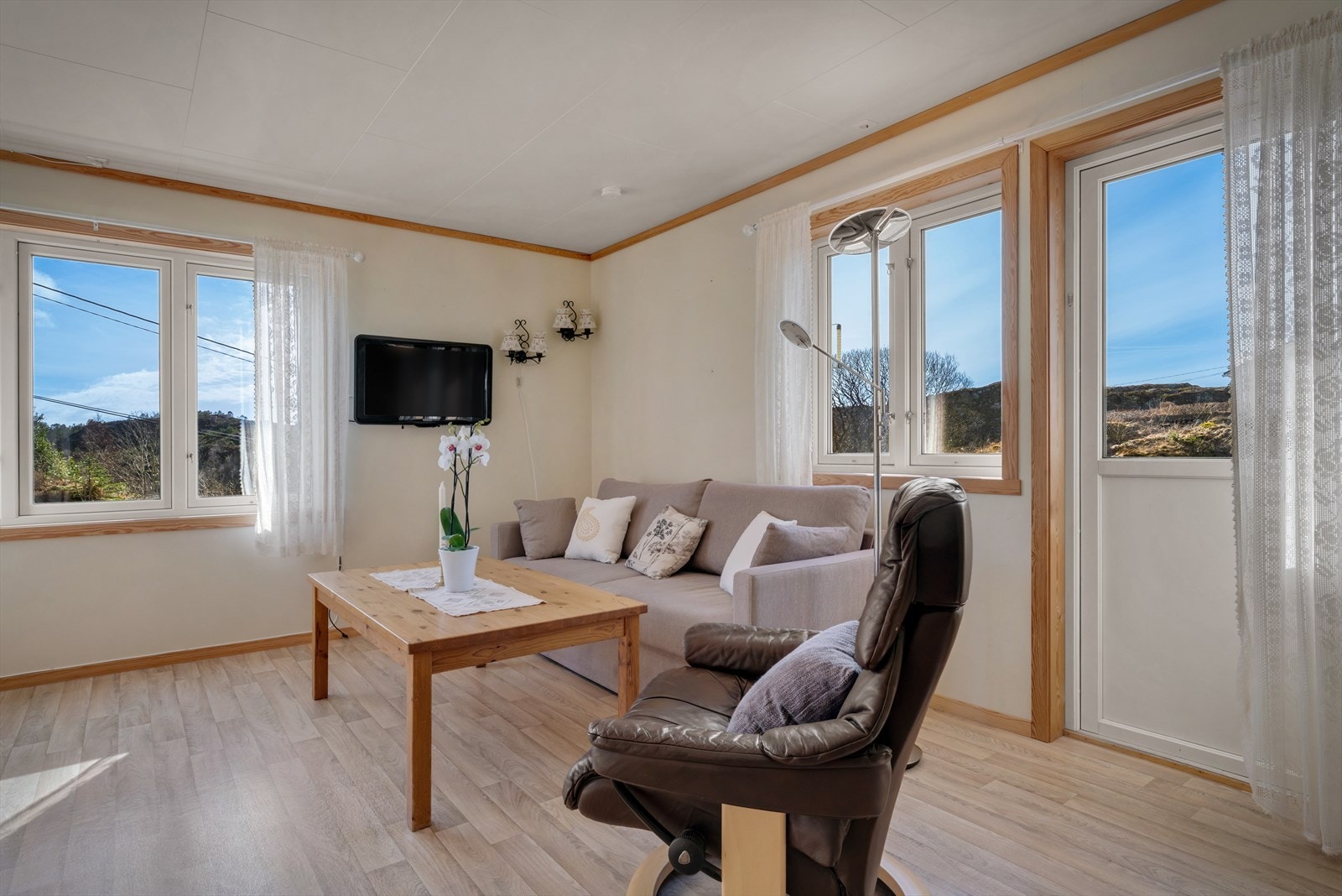 Store vindusflater slipper inn rikelig med dagslys og gir en luftig og behagelig atmosfære. Galleribilde