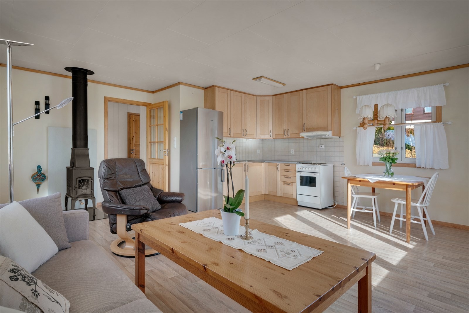 Åpen stue-/kjøkken løsning med god plass til både sofagruppe og spiseplass. Galleribilde