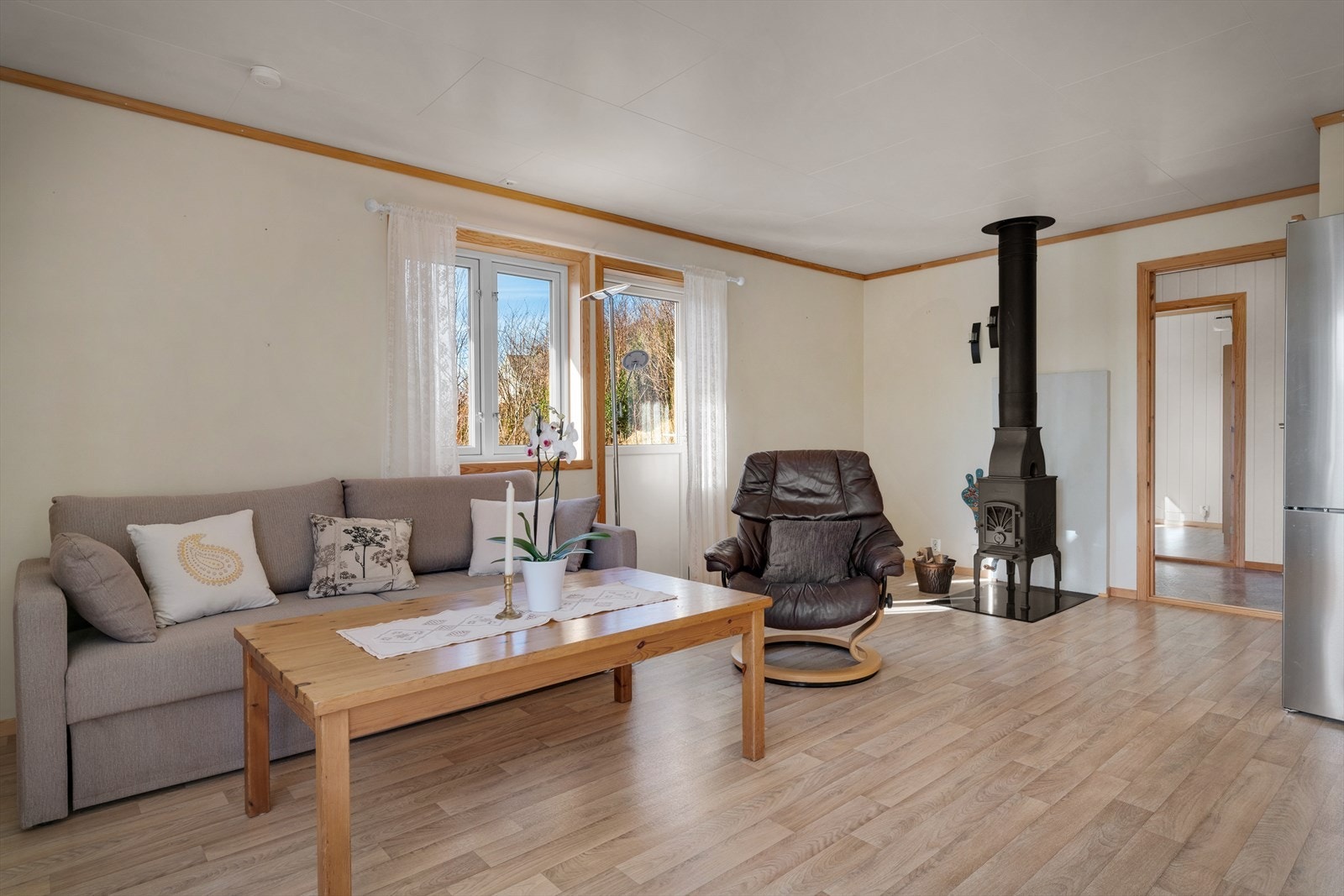 I stuen er det innredet med peis som gir en lun og koselig atmosfære - perfekt for kjølige høst- og vinterkvelder. Galleribilde