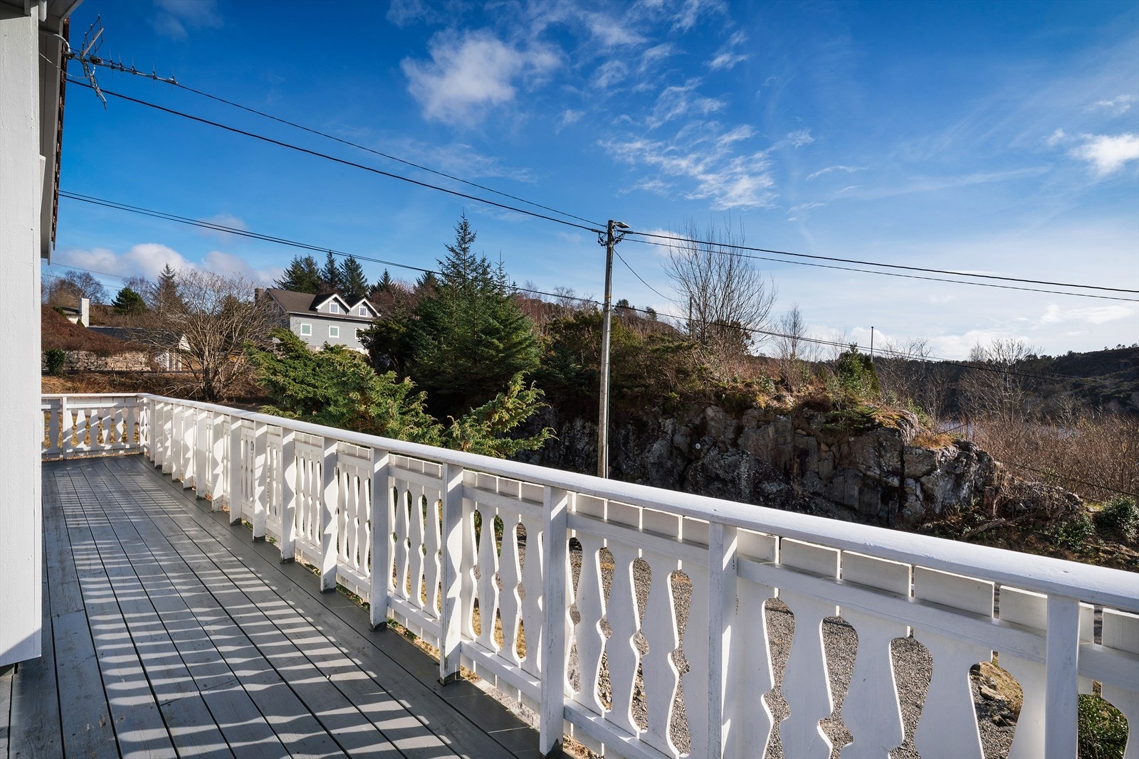 Terrrassen strekker seg rundt huset fra øst til vest - Her har du fantastiske solforhold stort sett hele dagen på sommerstid! Galleribilde