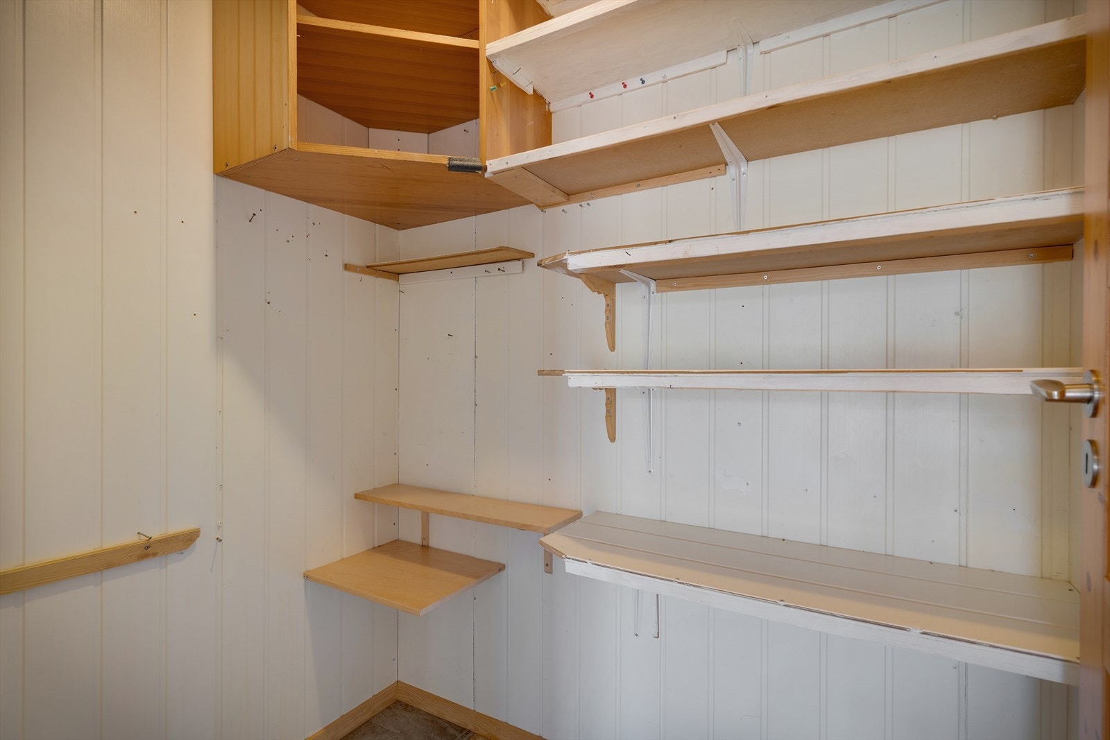 Innvendig bod med god plass til oppbevaring. Galleribilde