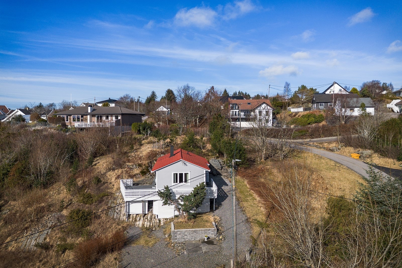 Bergen sentrum nås på rundt en halvtime med bil. Dette gir deg det beste av to verdener - fredelige og naturnære omgivelser kombinert med enkel tilgang til byens fasiliteter og tilbud. Galleribilde