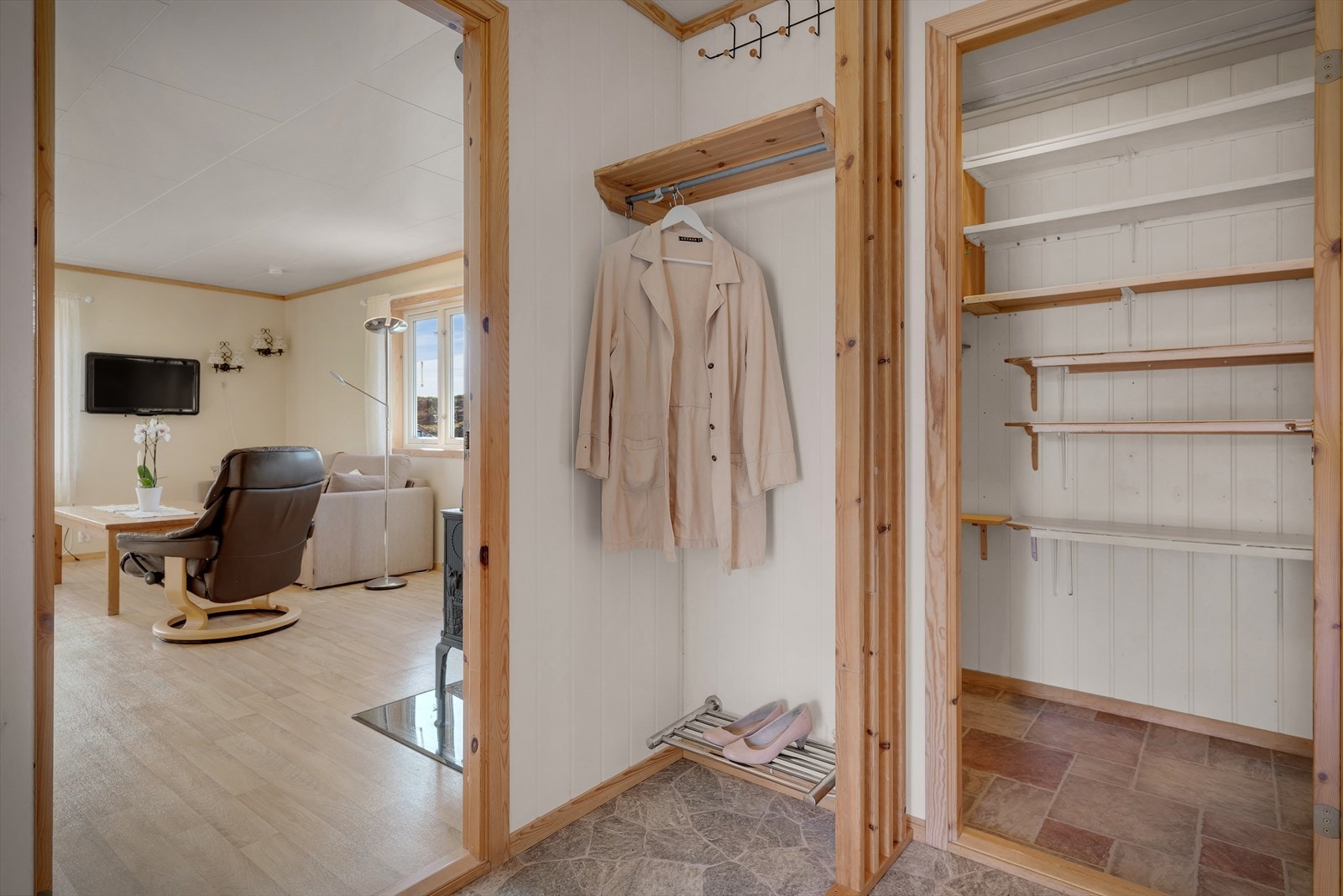 Velkommen inn - Lys og romslig entré. Galleribilde