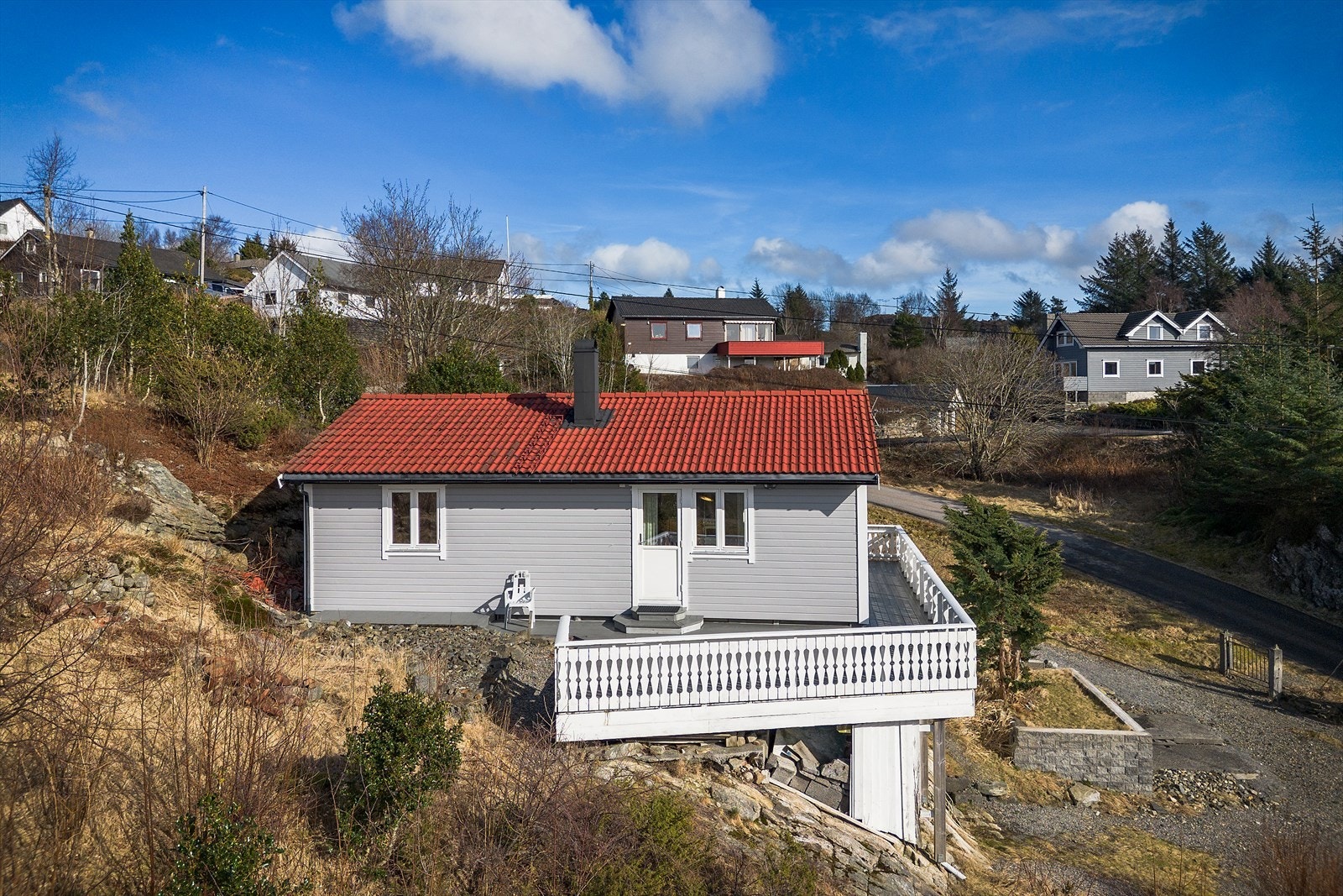 Rett utenfor døren finner du flotte tur- og rekreasjonsmuligheter året rundt. Enten du foretrekker rolige spaserturer, løpeturer i skogsterreng eller turer ned til sjøen for bading og fisking, ligger alt til rette for en aktiv og naturnær livsstil. Galleribilde