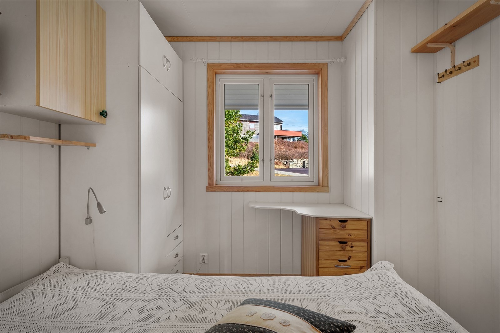 Hovedsoverommet har god plass til dobbeltseng, og er innredet med praktiske skapløsninger. Galleribilde