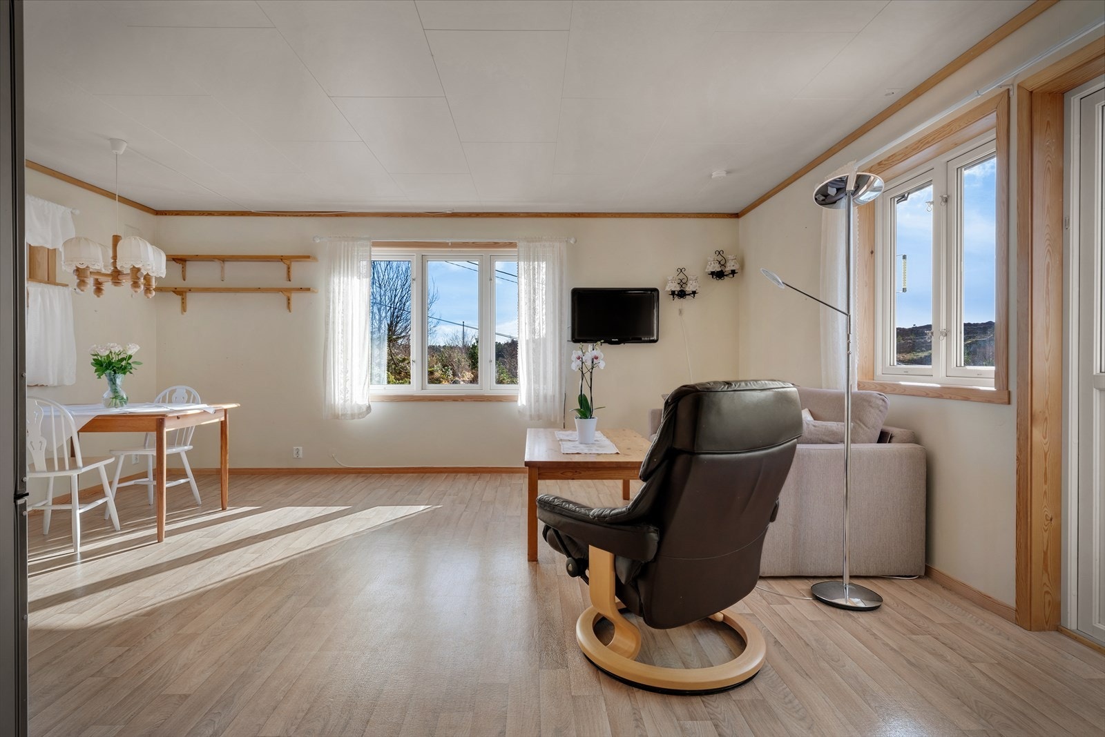 En lys og trivelig fritidsbolig fra 2012 med en praktisk og arealeffektiv planløsning - alt samlet på ett plan. Galleribilde