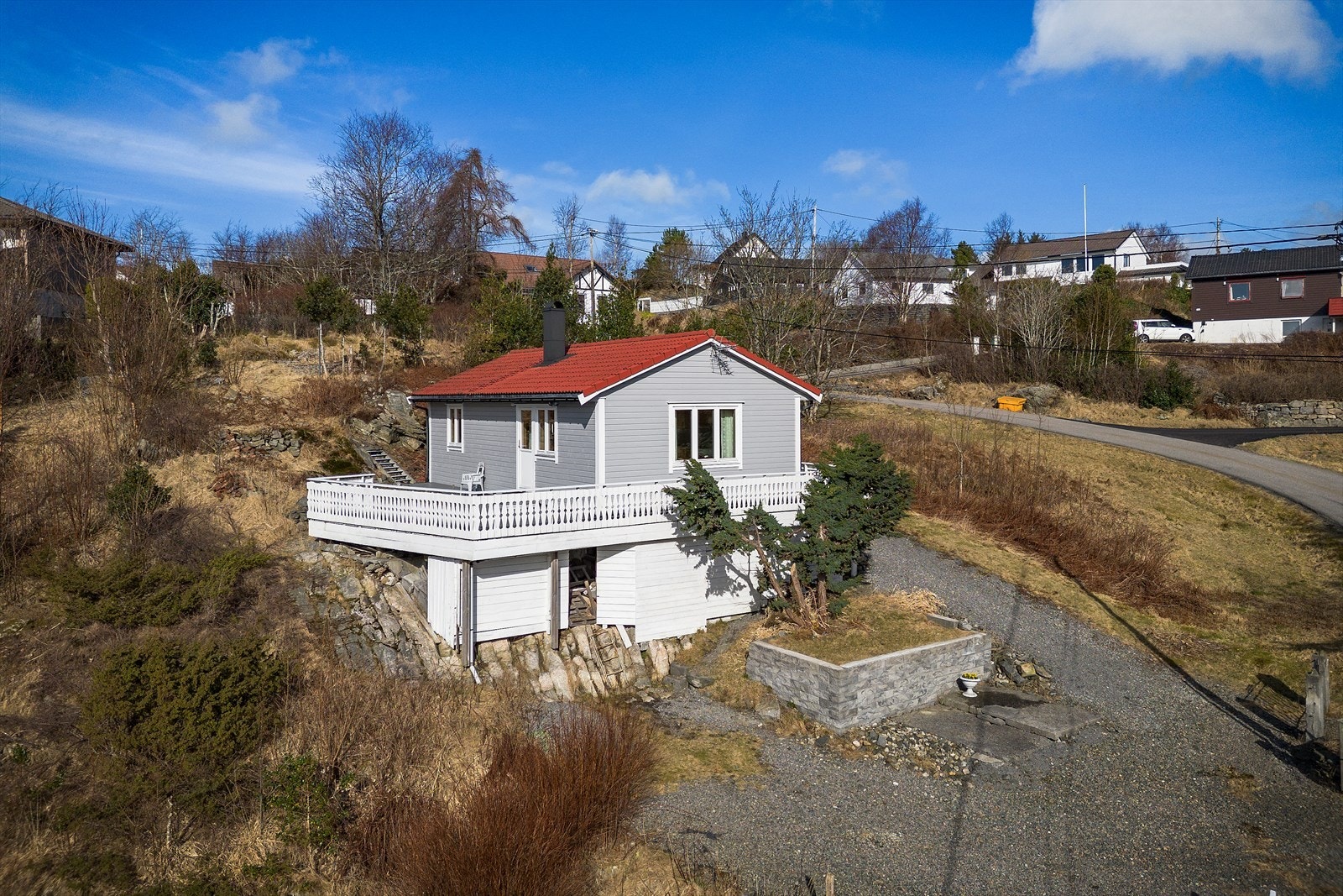 Eiendommen har en attraktiv beliggenhet i rolige og naturskjønne omgivelser, med umiddelbar nærhet til både skog, vann og sjø. Galleribilde