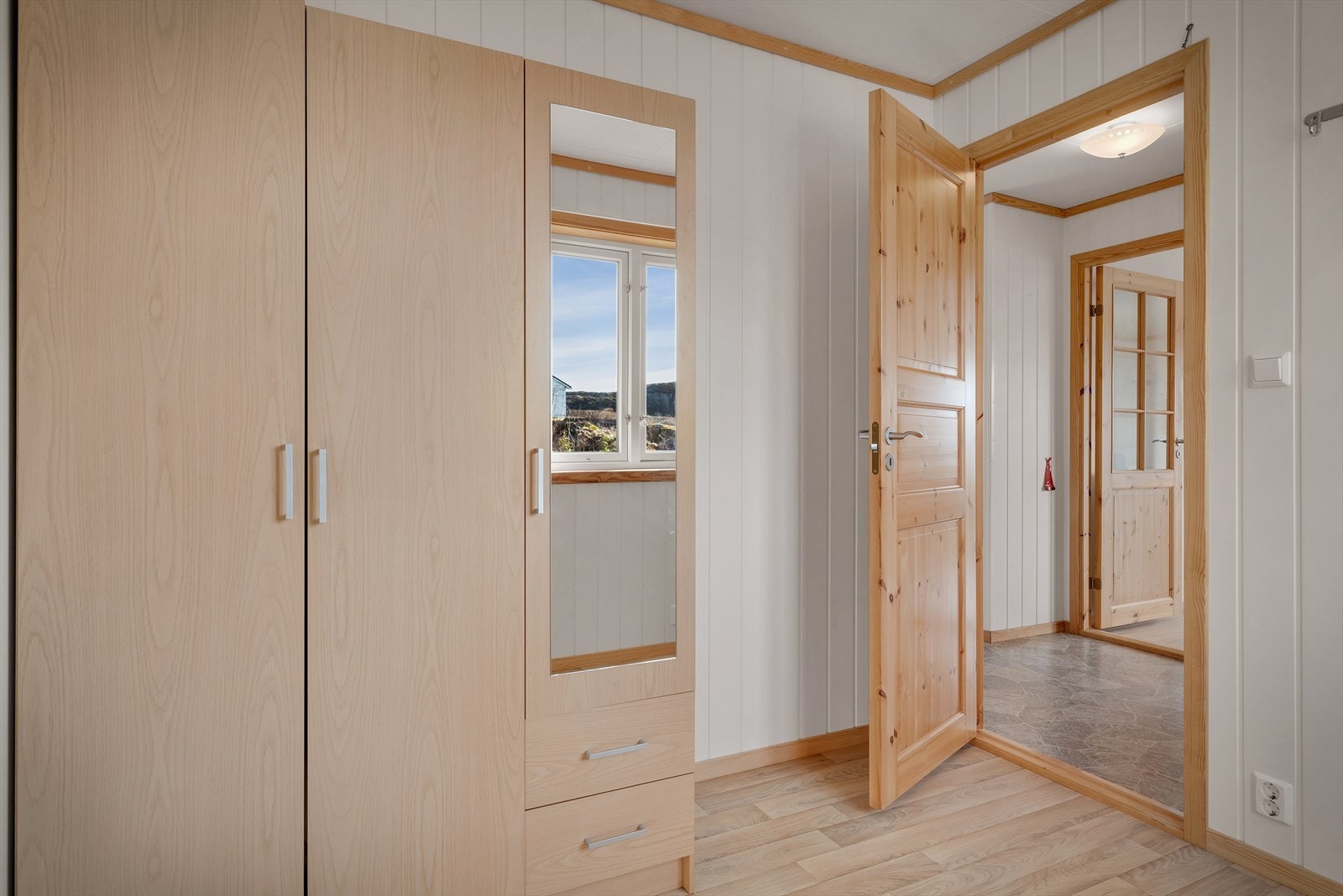 Soverommet er innredet med garderobeskap. Galleribilde