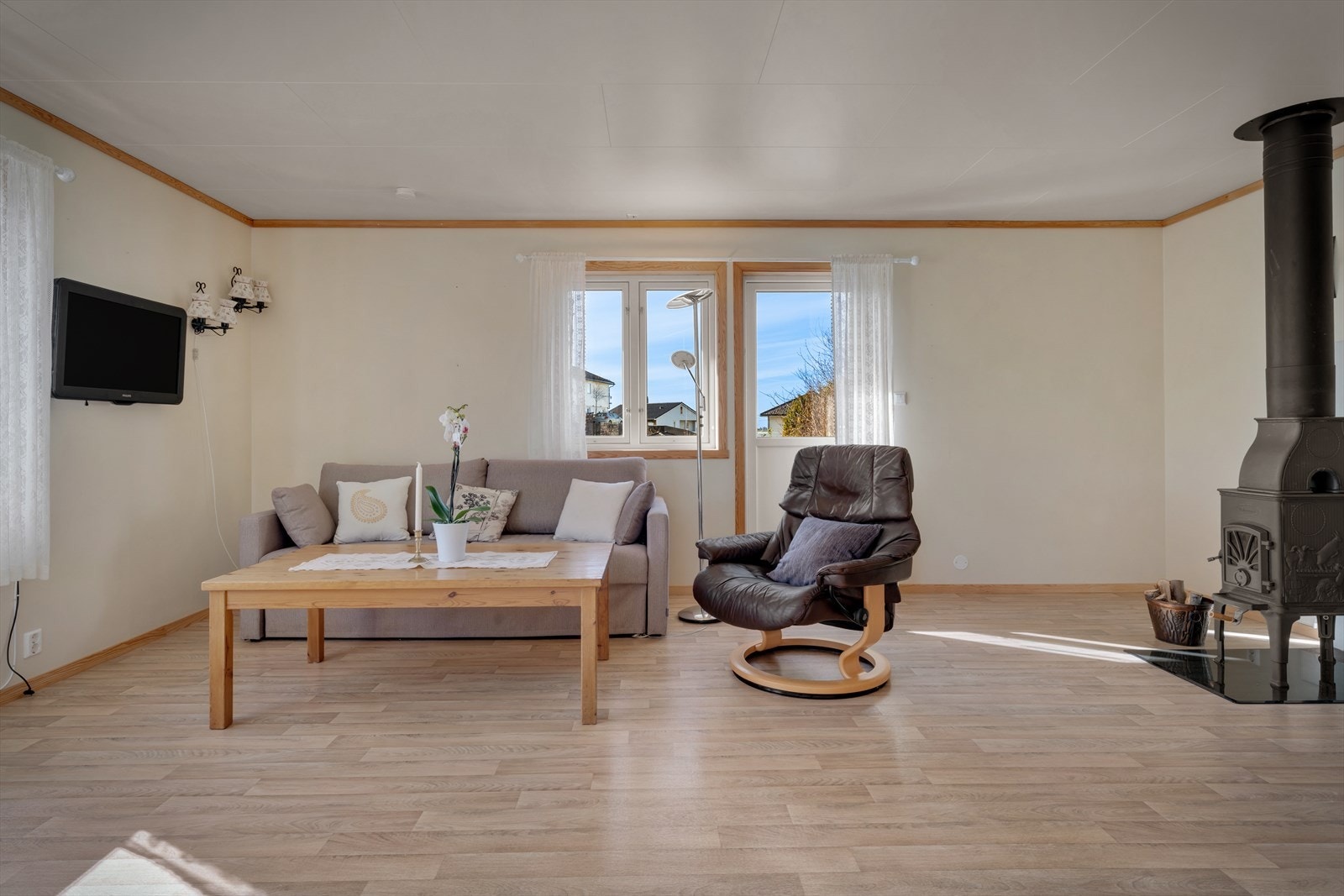 Fra stuen er det utgang til den herlige terrassen. Galleribilde