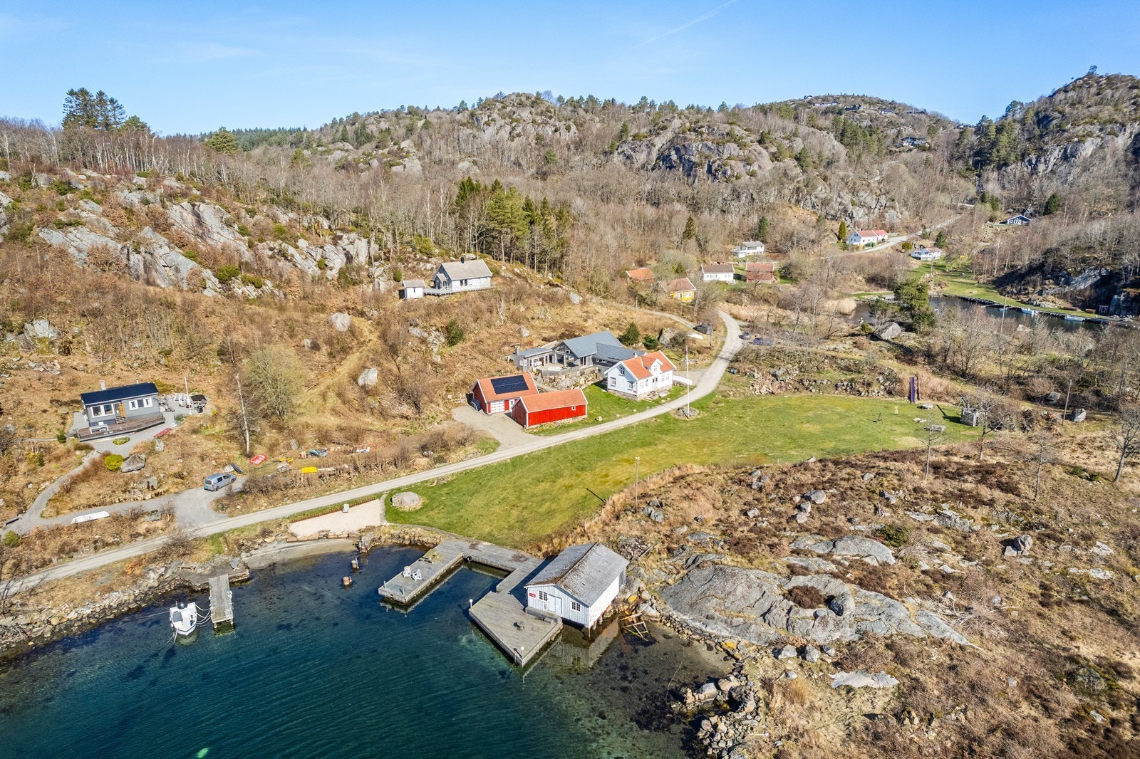 Skarstein ligger mellom Lyngdal og Farsund. Galleribilde