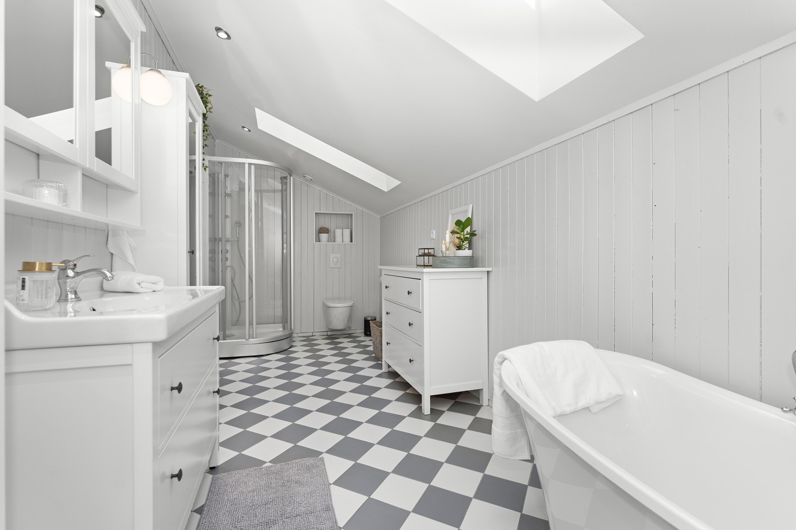 Bad/ wc med dusjkabinett og badekar. Galleribilde