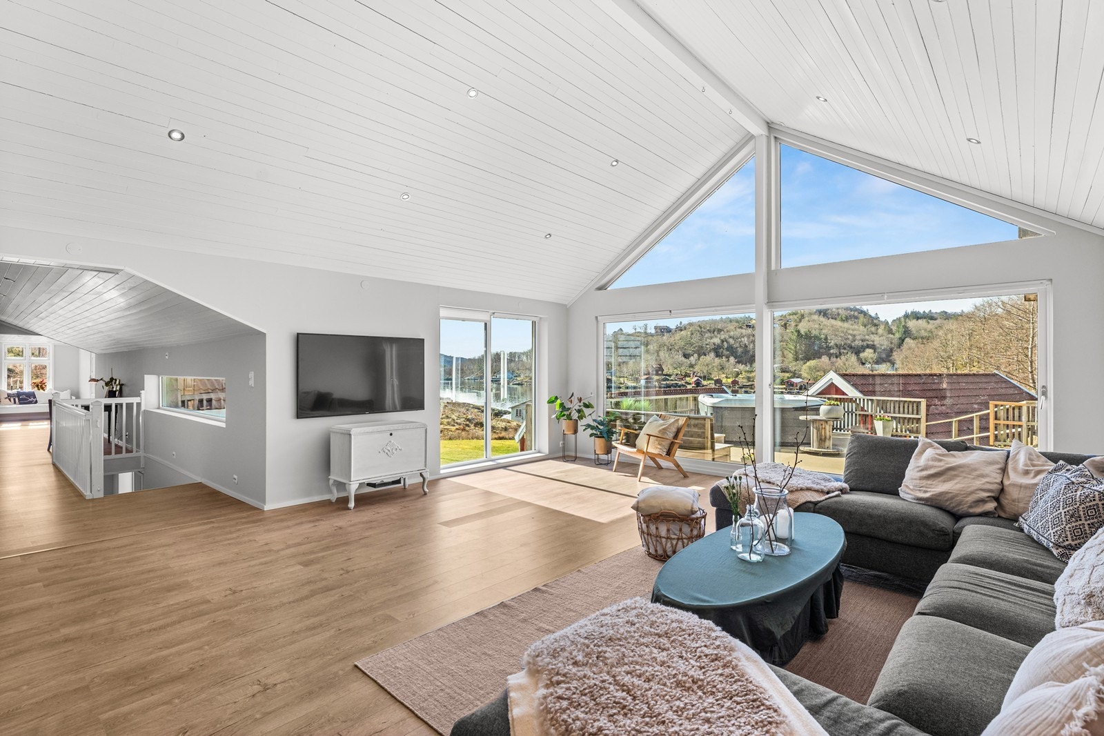 Lys og moderne stue med utsikt. Høy himling. Galleribilde