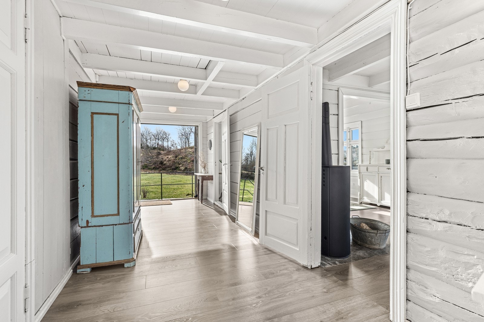 Midtgang med tofløyet dør til uteområdet. Galleribilde