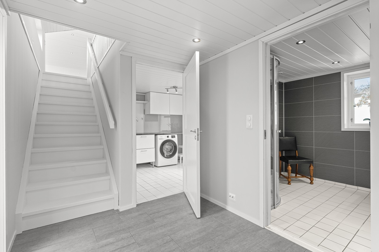 Fra entre mot trapp til andre etasje. Galleribilde