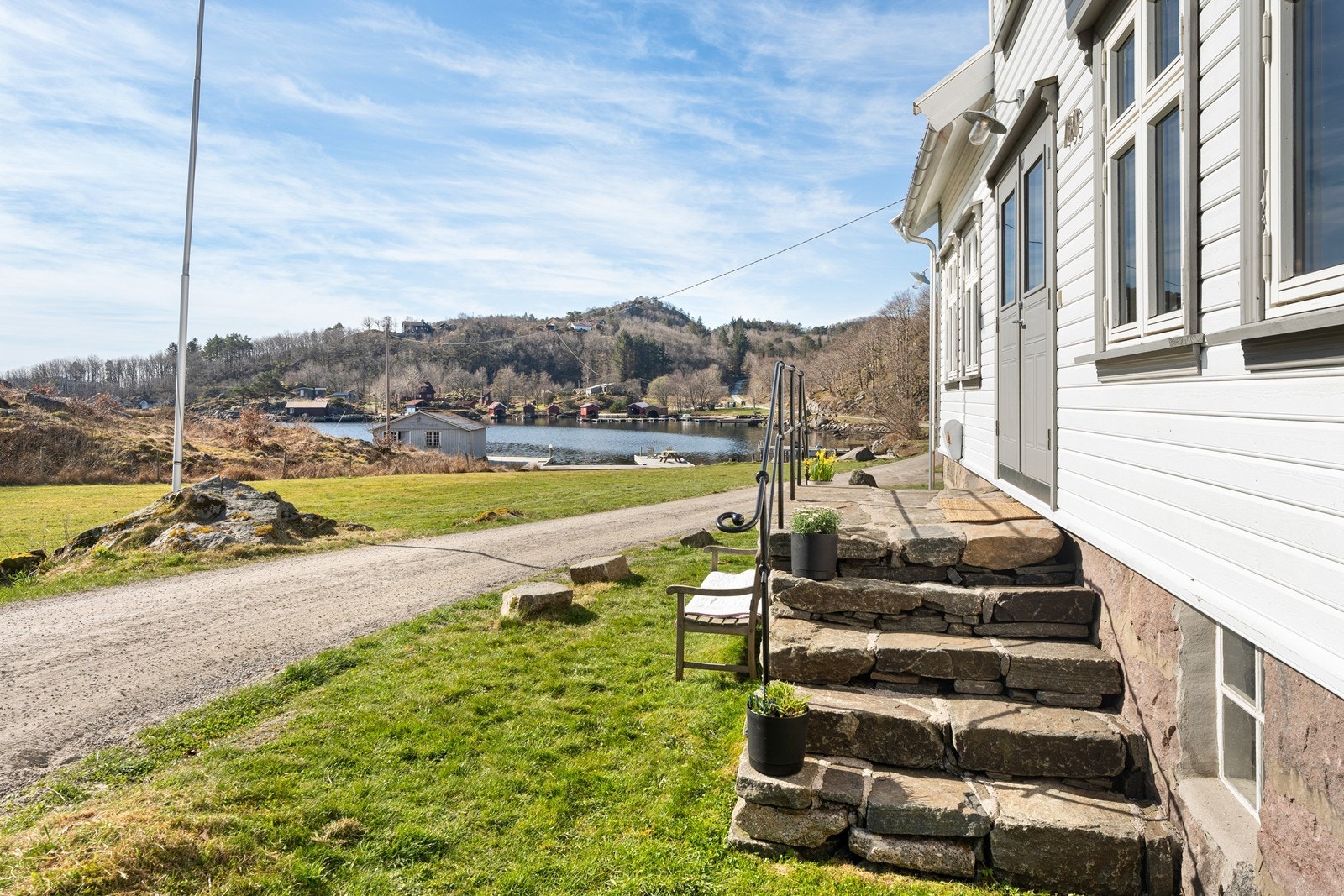 Natursteinstrapp og smijernsrekkverk. Galleribilde