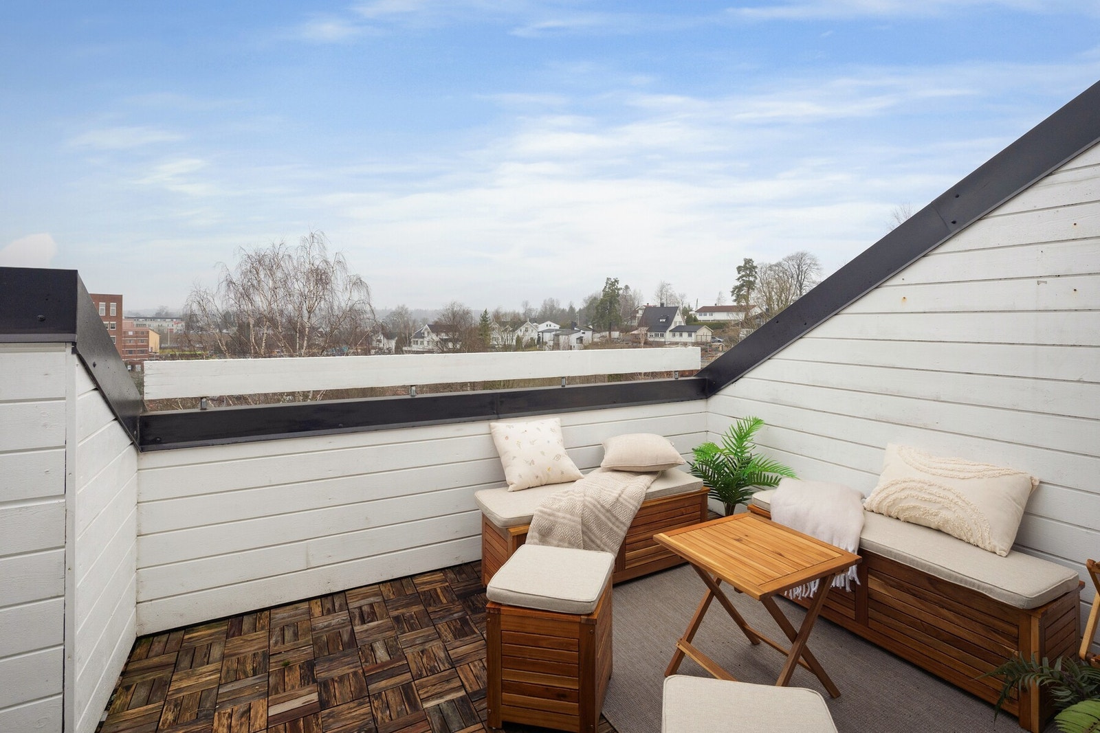 Hyggelig og solrik balkong på ca. 9 m² med adkomst fra stuen. Galleribilde