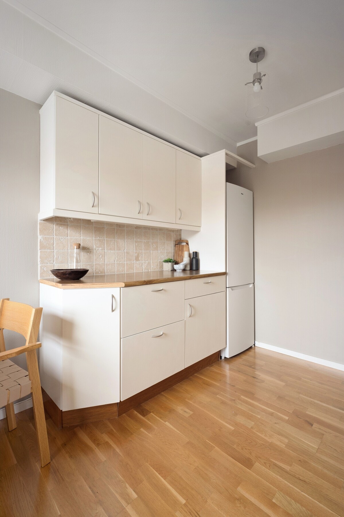 Innredningen består av glatte fronter og laminat benkeplate med nedfelt vask, samt opplegg for oppvaskmaskin . Galleribilde