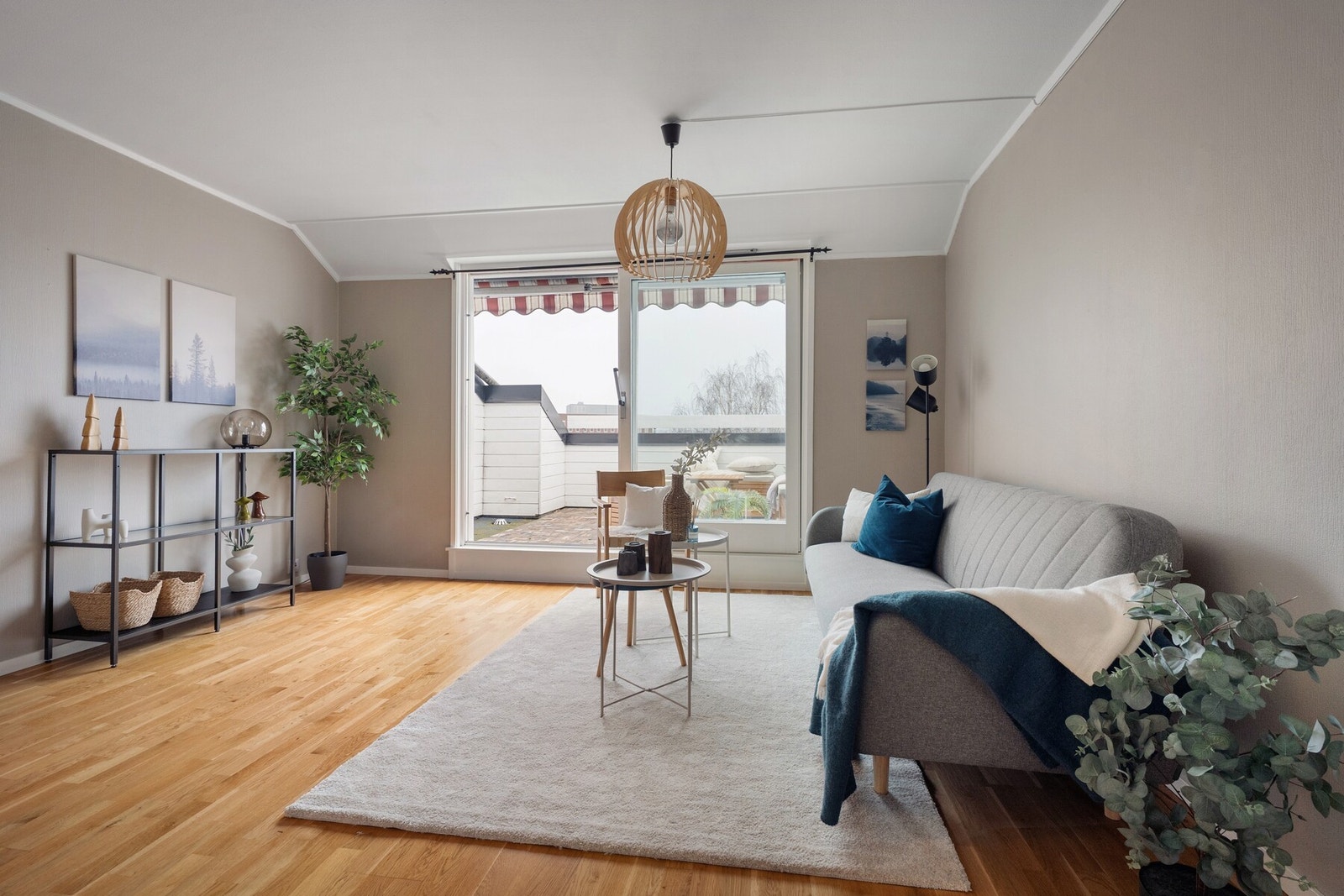 Fra stuen er det direkte utgang til balkong, noe som gir en fin forlengelse av oppholdsrommet. Galleribilde