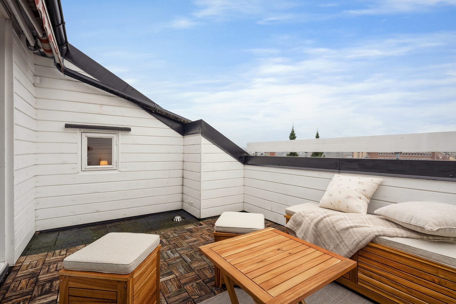 Balkongen oppleves som en skjermet og fin uteplass med god størrelse. Galleribilde