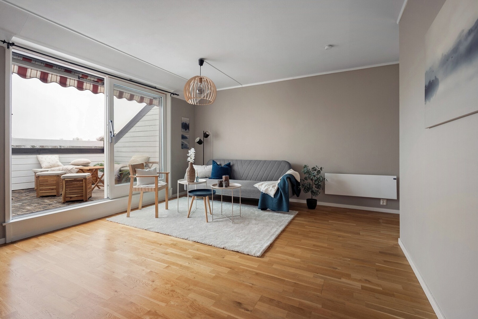 Lys og luftig stue med store vindusflater som gir godt med dagslys og en åpen romfølelse. Galleribilde