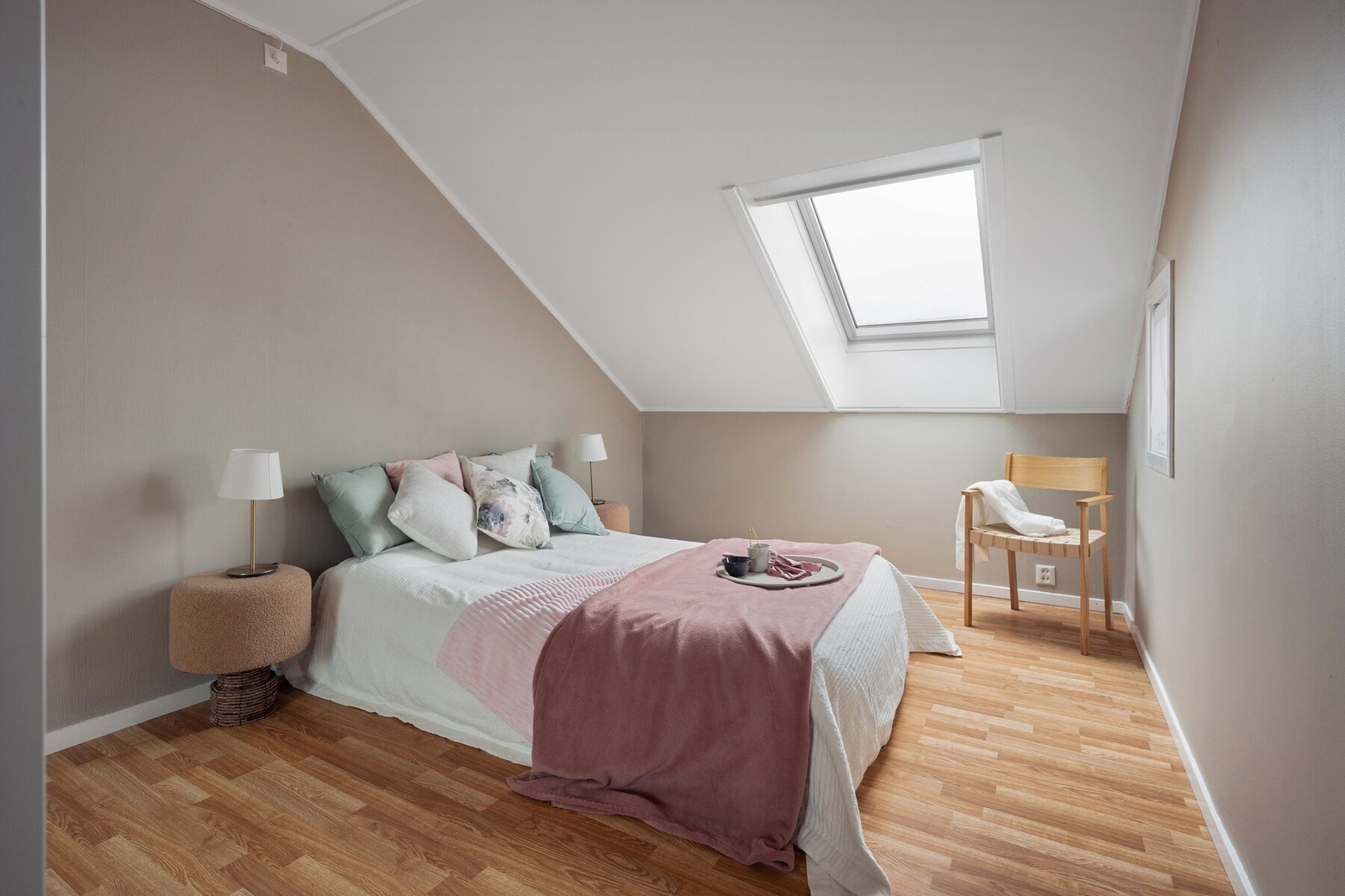 Romslig og rolig soverom med god plass til dobbeltseng og tilhørende møbler. Galleribilde