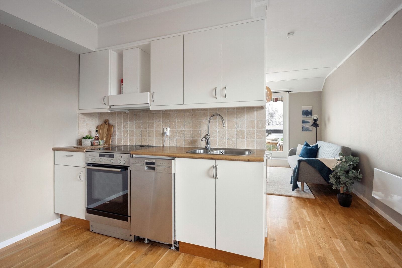 Store vindusflater gir godt med naturlig lys og gjør kjøkkenet lyst og trivelig å oppholde seg i. Galleribilde