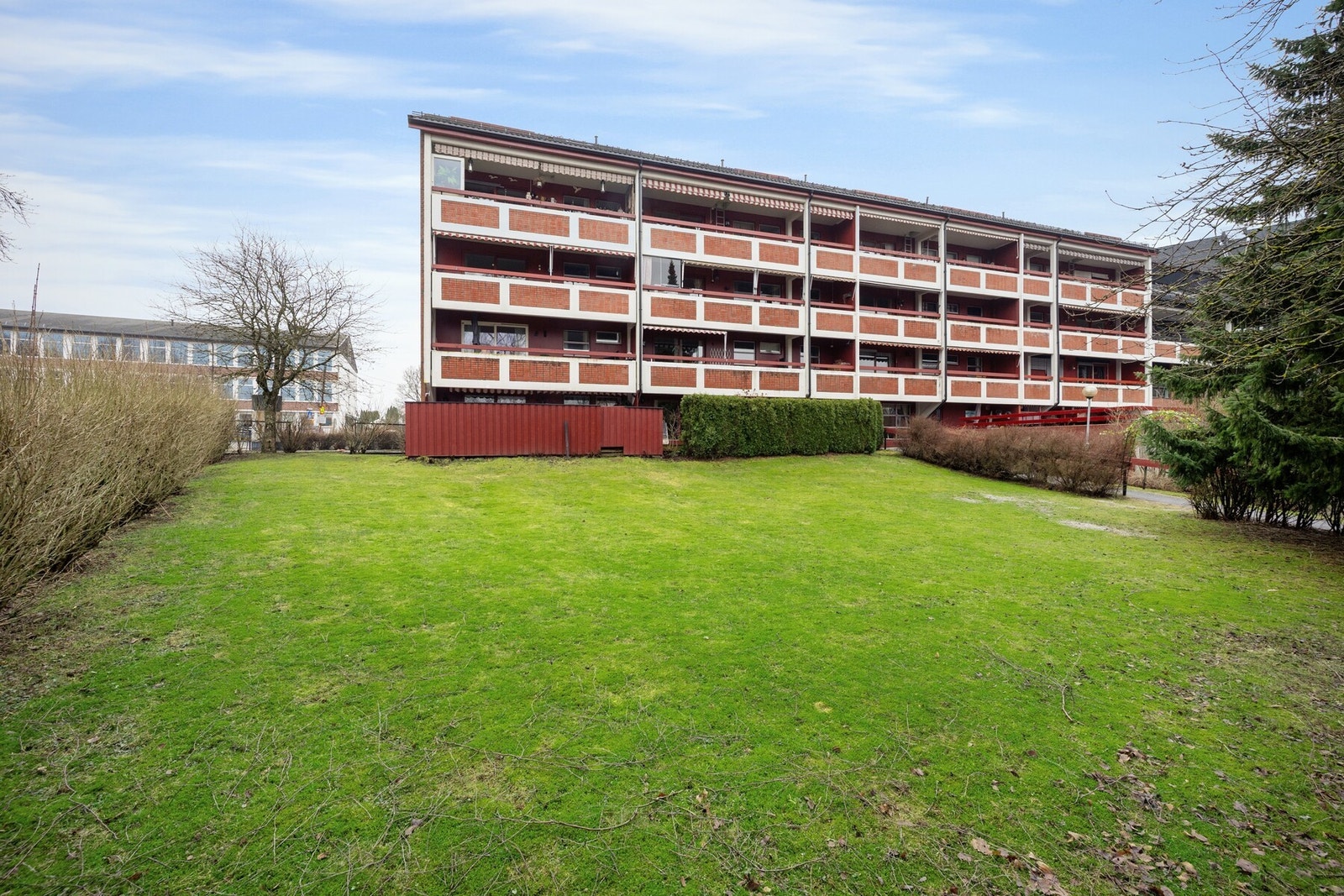 Kun ca. 600 meter til Ski stasjon, med Follobanen som tar deg til Oslo S på ca. 11-12 minutter. I tillegg er det gode bussforbindelser i nærområdet. Galleribilde