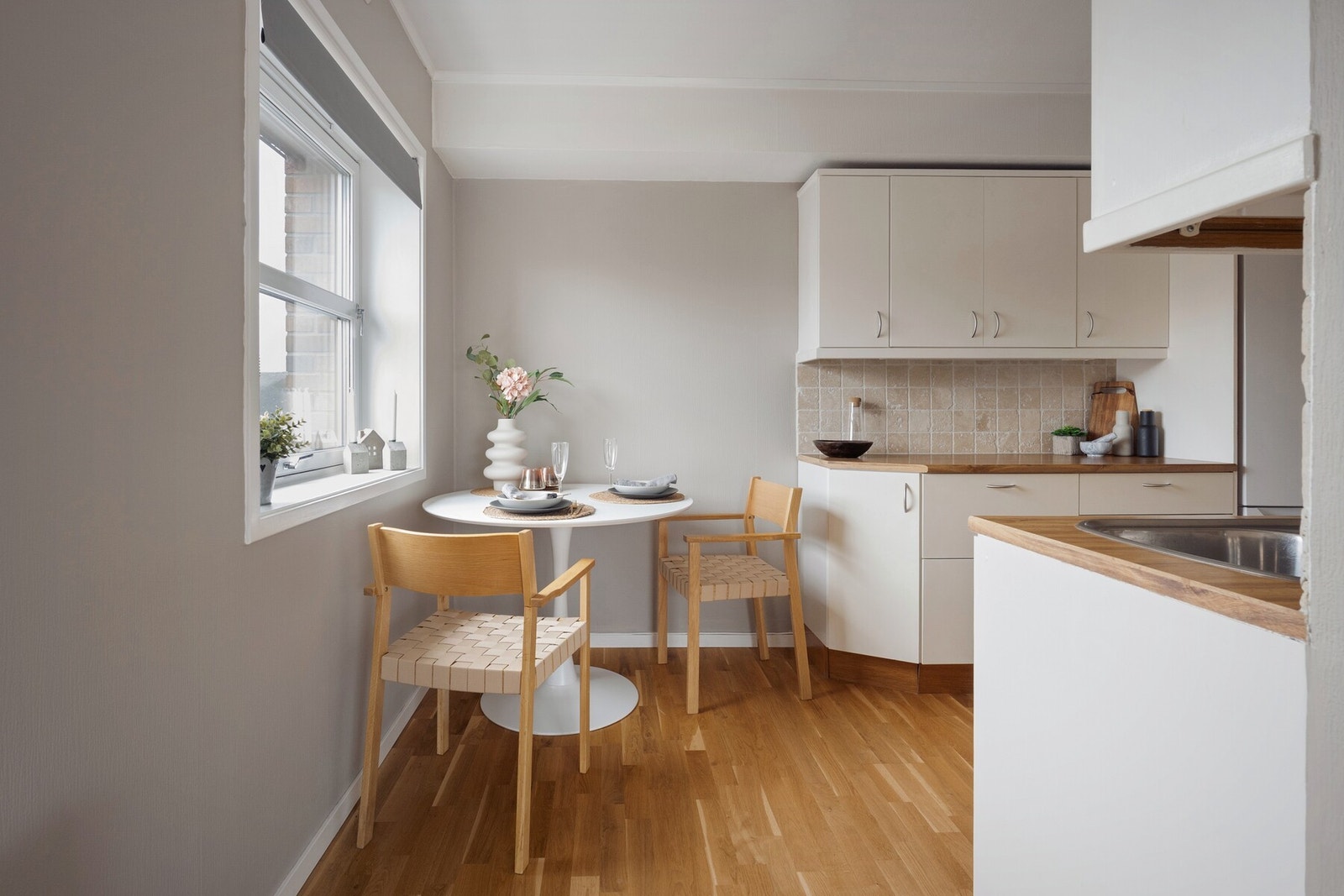 Praktisk og funksjonelt kjøkken med lyse fronter og god skap- og benkeplass. Galleribilde