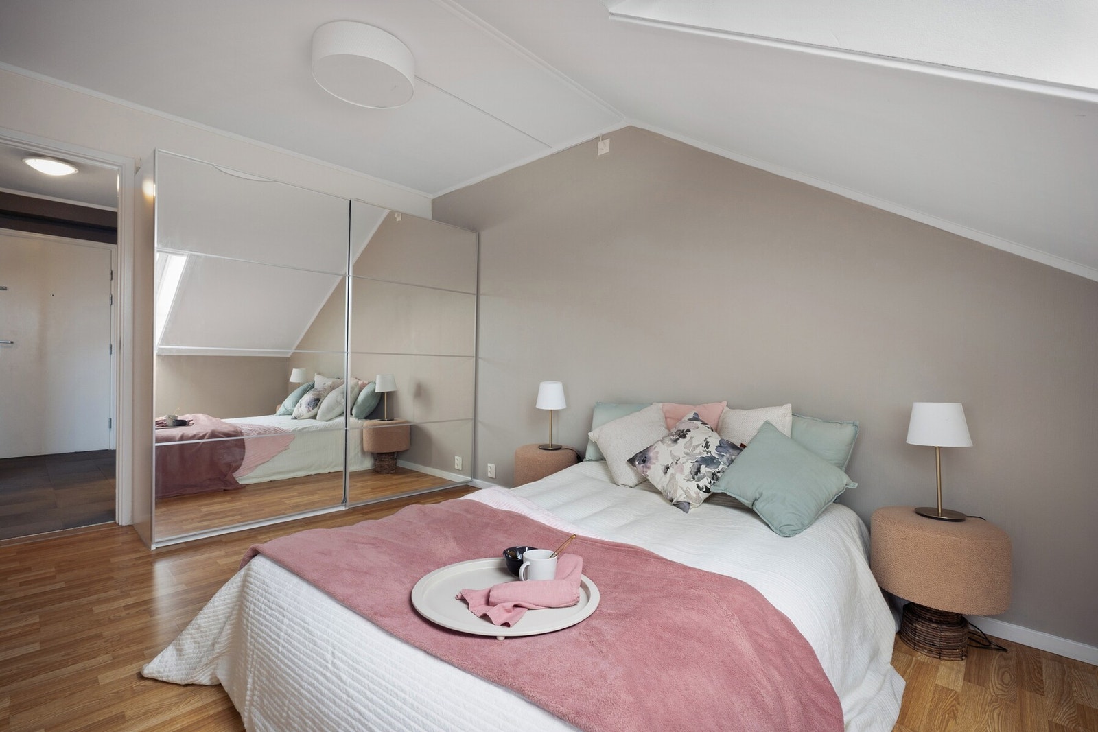 Rommet har en lun og behagelig atmosfære, og skråtak kombinert med takvindu gir et fint lysinnslipp og en hyggelig romfølelse. Galleribilde