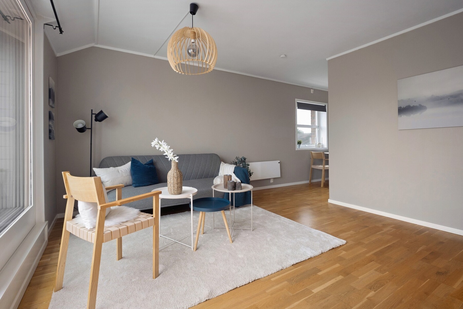 Rommet er enkelt å møblere og har god plass til både sofagruppe og eventuelt spiseplass, avhengig av behov. Galleribilde