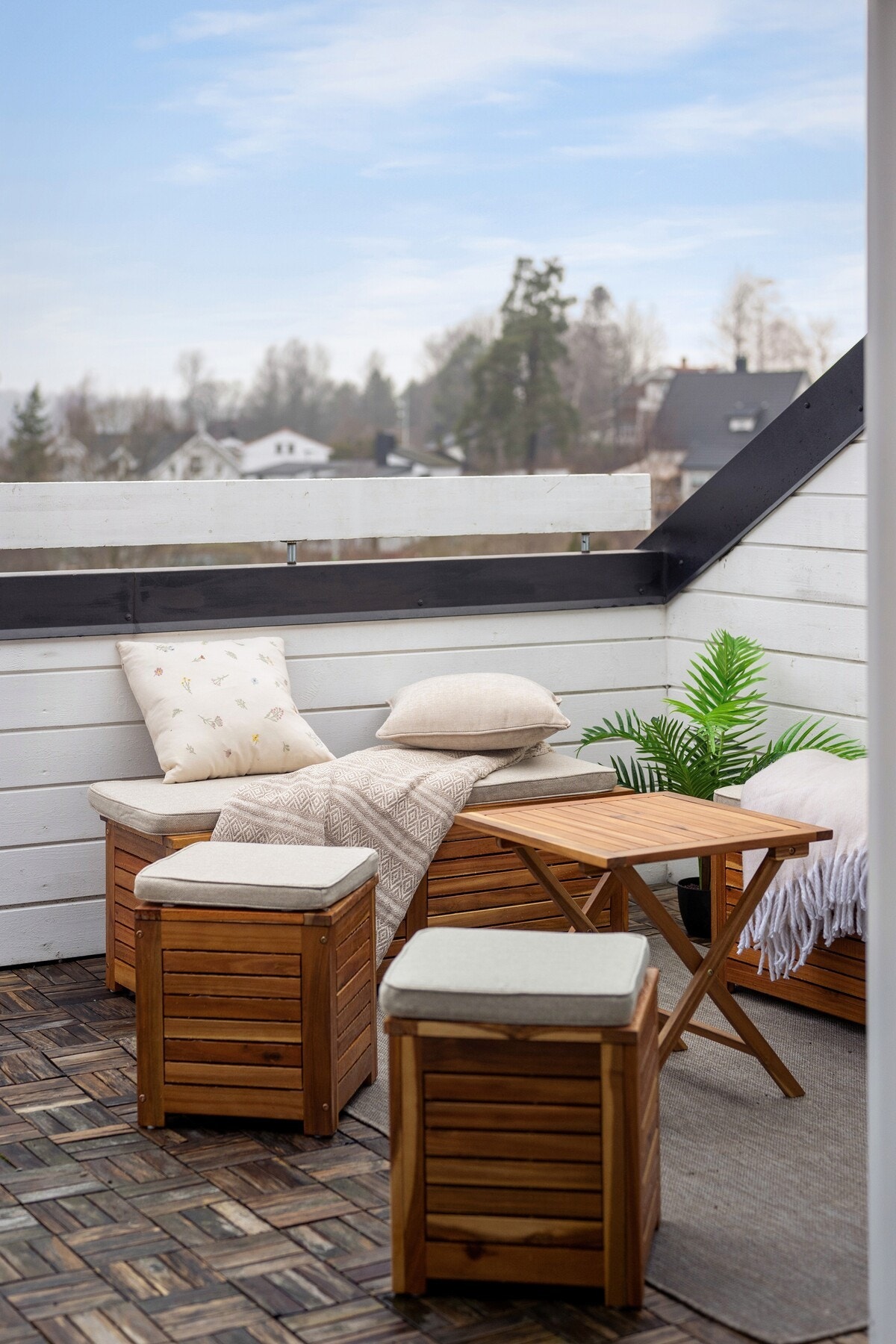 Her er det plass til utemøbler og en hyggelig sittegruppe, perfekt for rolige kvelder eller besøk. Galleribilde