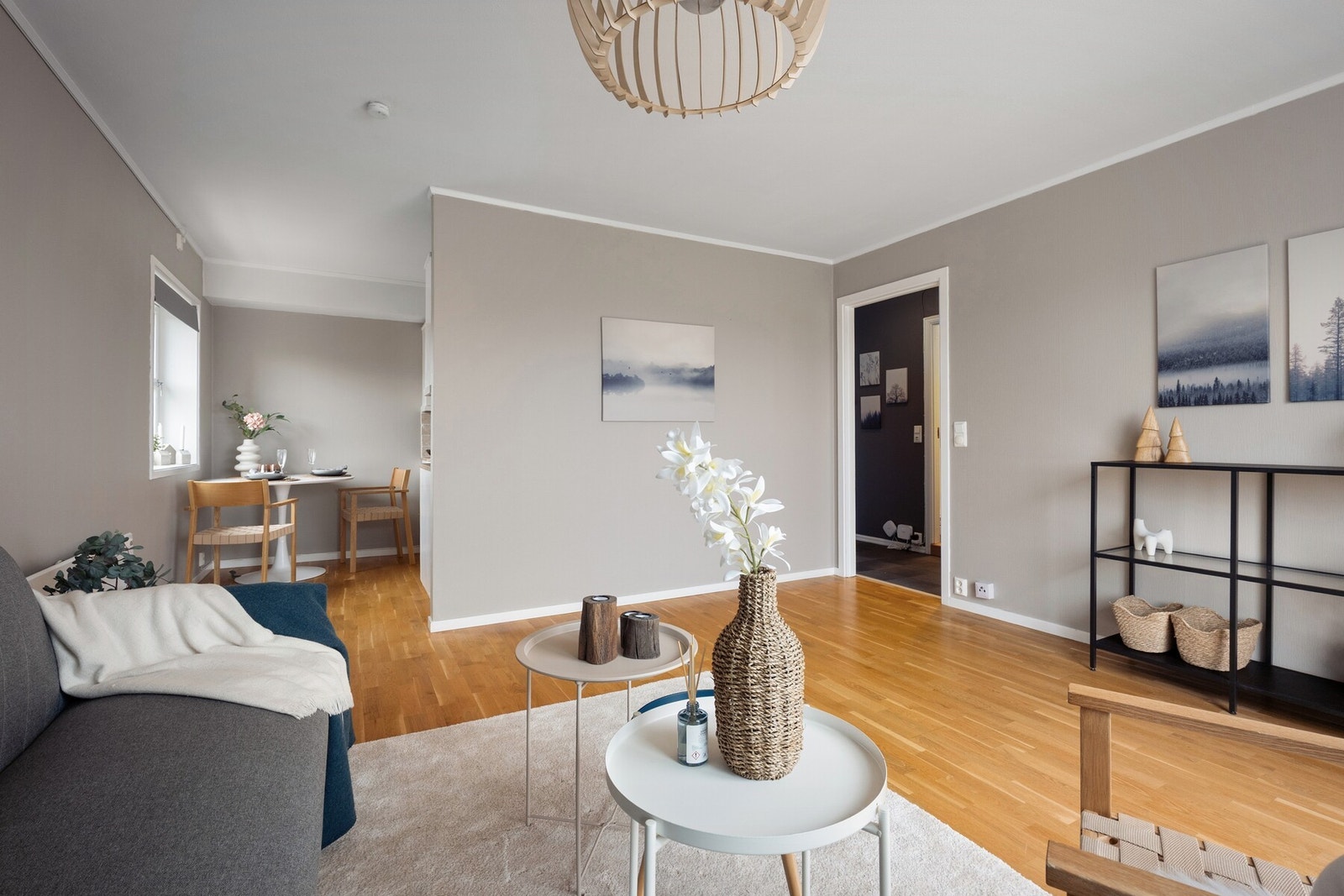 Planløsningen gjør at stuen oppleves som sosial og innbydende, samtidig som den har flere naturlige soner. Galleribilde