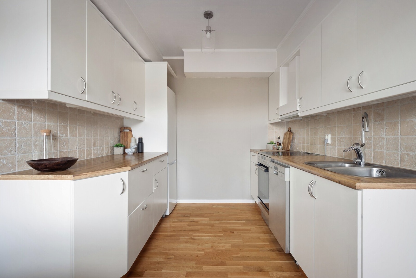 Kjøkkenet fremstår med en naturlig tilknytning til stuen, noe som gir en åpen og sosial løsning. Galleribilde