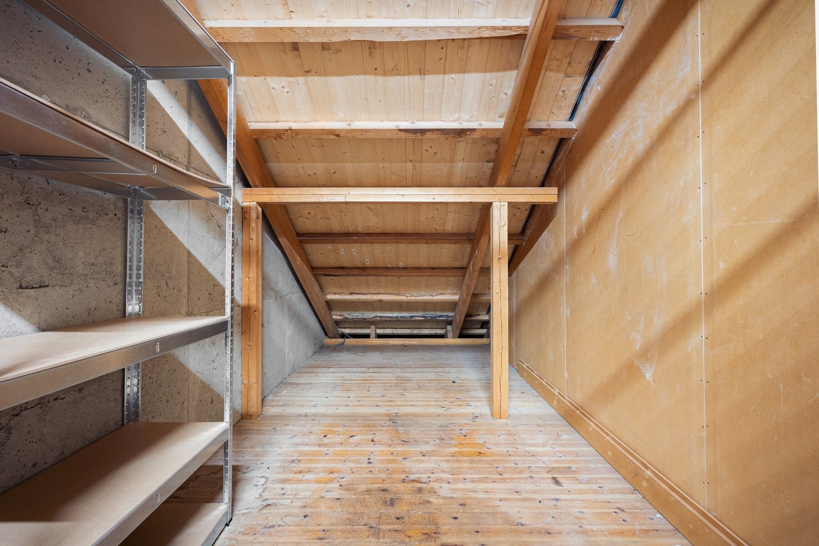 Leiligheten disponerer en romslig bod beliggende i fellesareal i loftsetasjen. Boden er på ca 6 m². Galleribilde