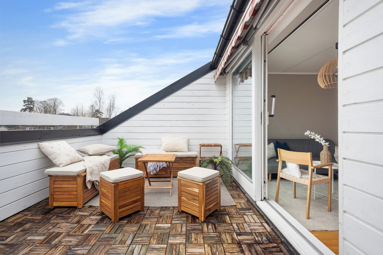 Leiligheten har en gjennomtenkt planløsning med entré, lyst kjøkken med spiseplass, romslig stue med utgang til en usjenert balkong, samt soverom, bad og bod. Galleribilde