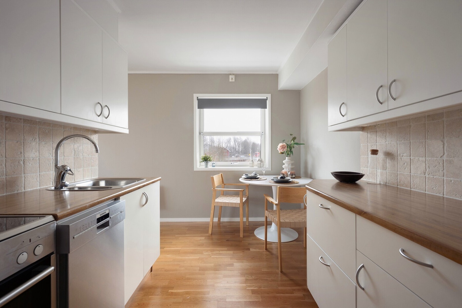Kjøkkenet har en effektiv utforming som gir gode arbeidsflater, samtidig som det er plass til en hyggelig spiseplass ved vinduet. Galleribilde