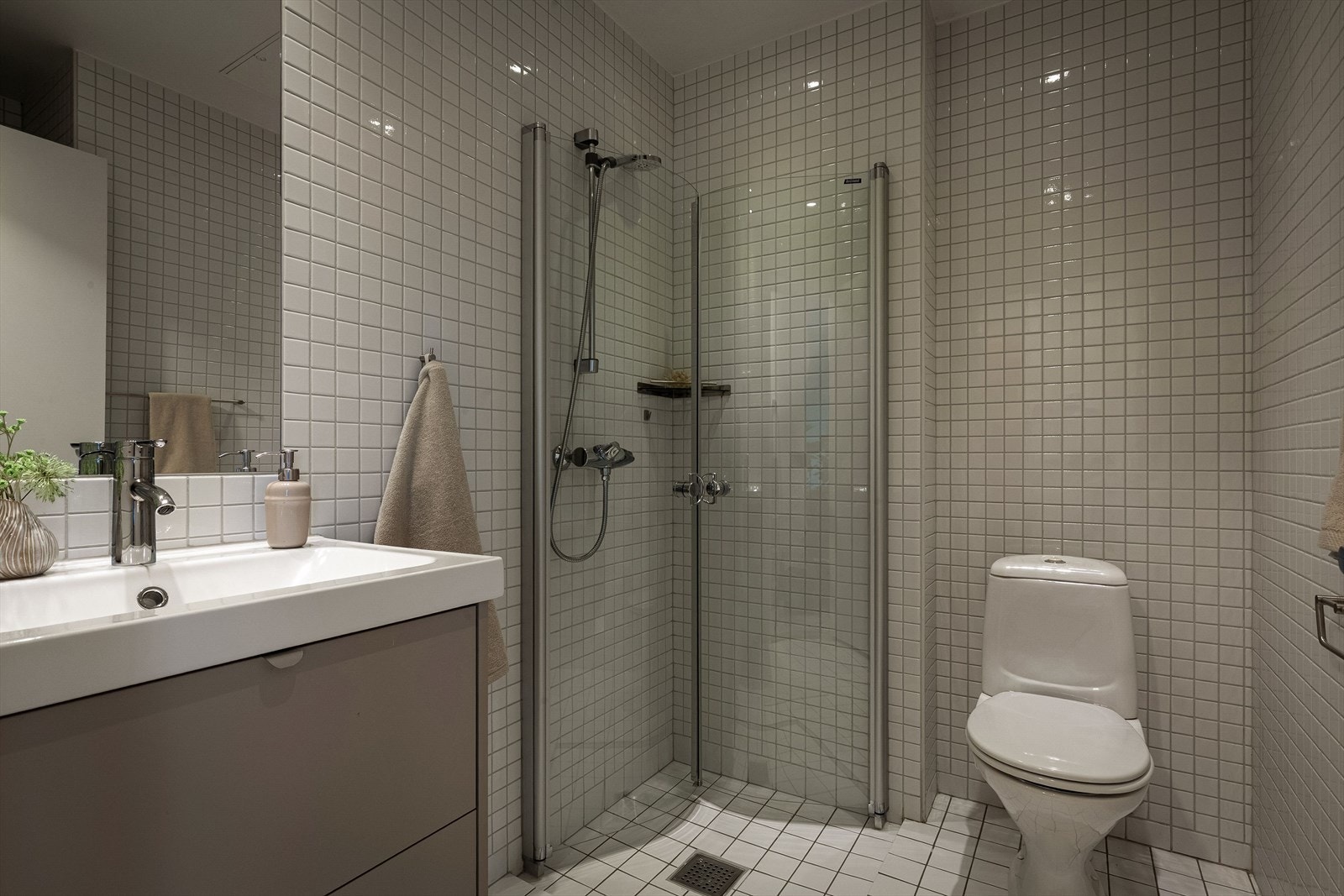 Badet fra 2005 har flislagte overflater og elektriske varmekabler i gulvet. Galleribilde