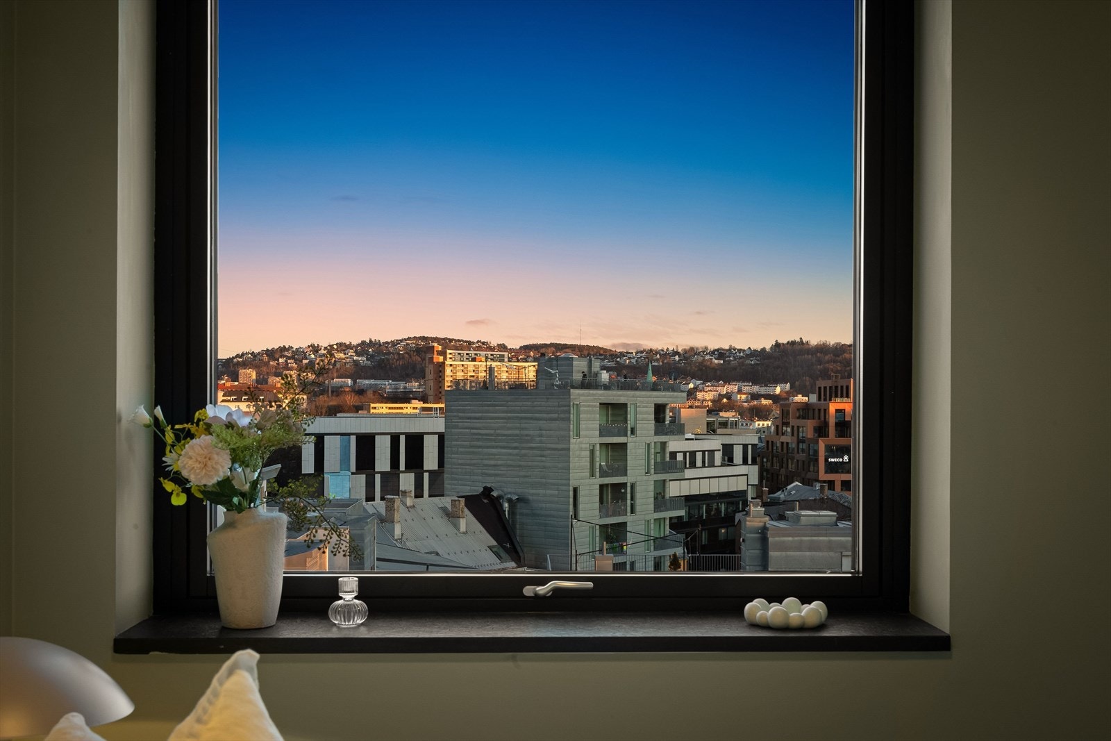 Fra vinduet på soverommet har man flott utsikt utover byen. Galleribilde