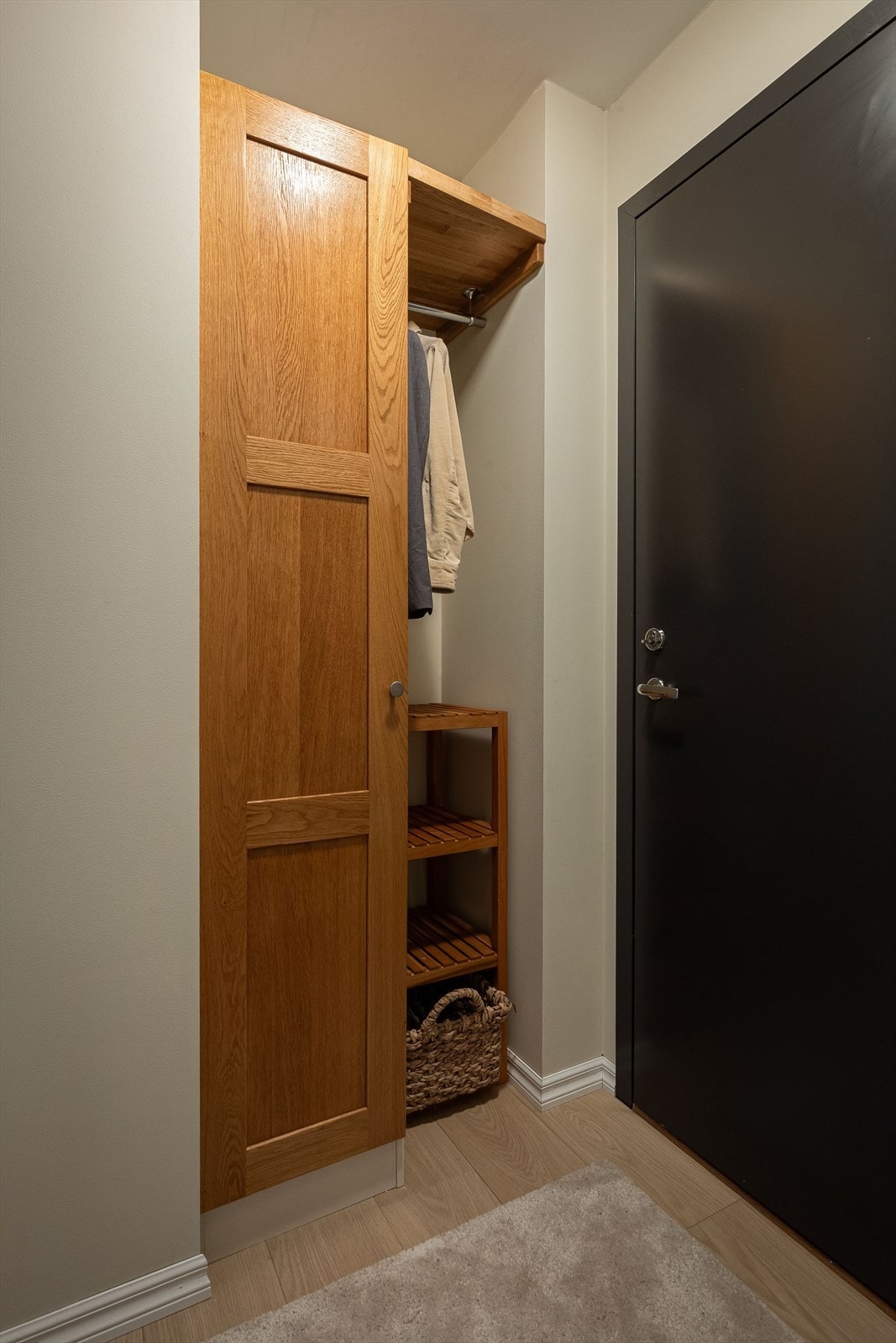 I rommet er det avsatt plass til høyskap for oppbevaring av yttertøy og sko. Galleribilde