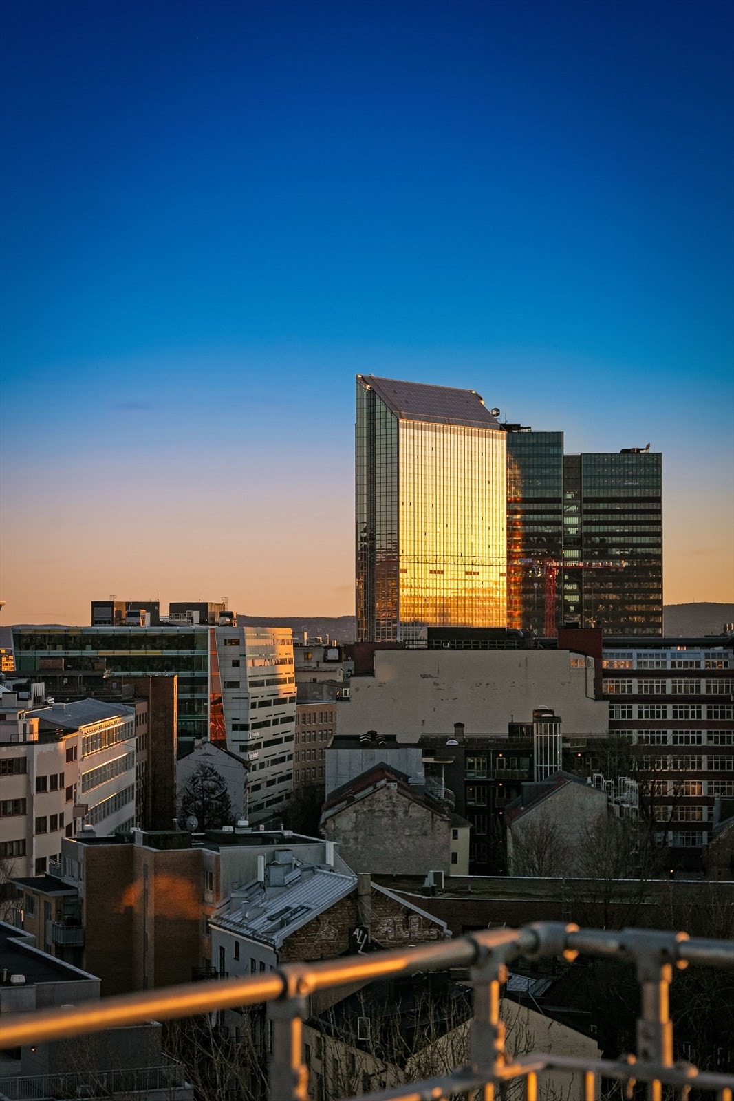 Nyt kveldssolen med utsikt mot Barcode. Galleribilde