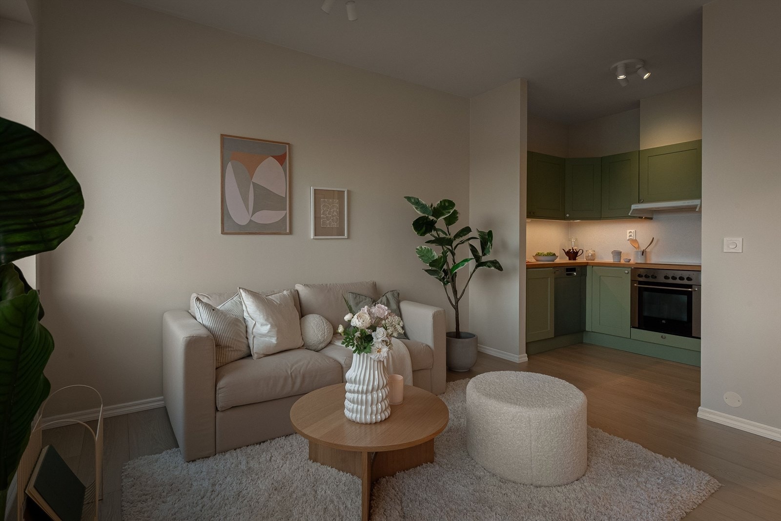 Stuen har gode innredningsmuligheter med sofagruppe, TV-sone og tilhørende møblement. Galleribilde