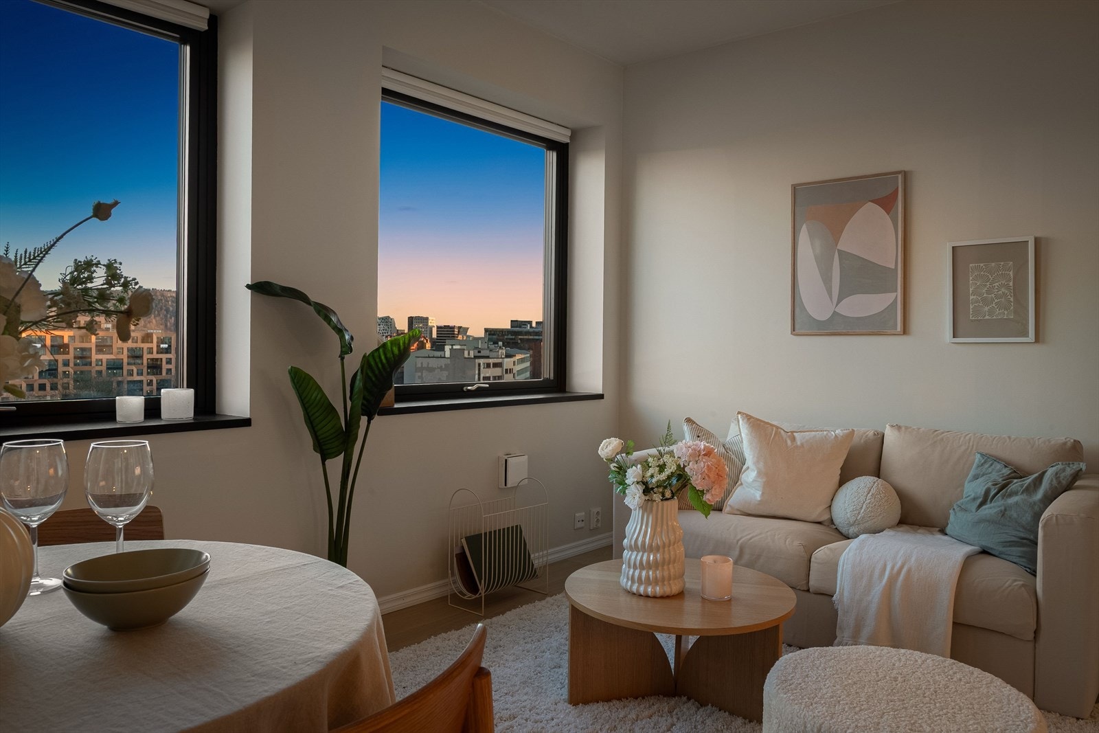 I rommet er det store vindusflater som slipper rikelig med dagslys inn. Galleribilde