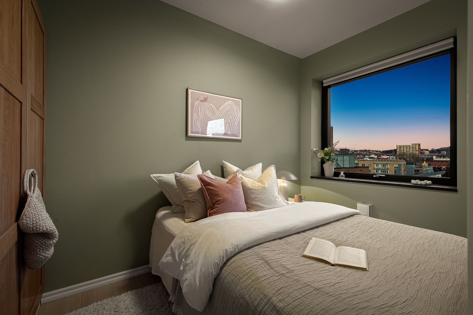 Soverommet er av god størrelse med plass til seng og garderobeløsning. Galleribilde