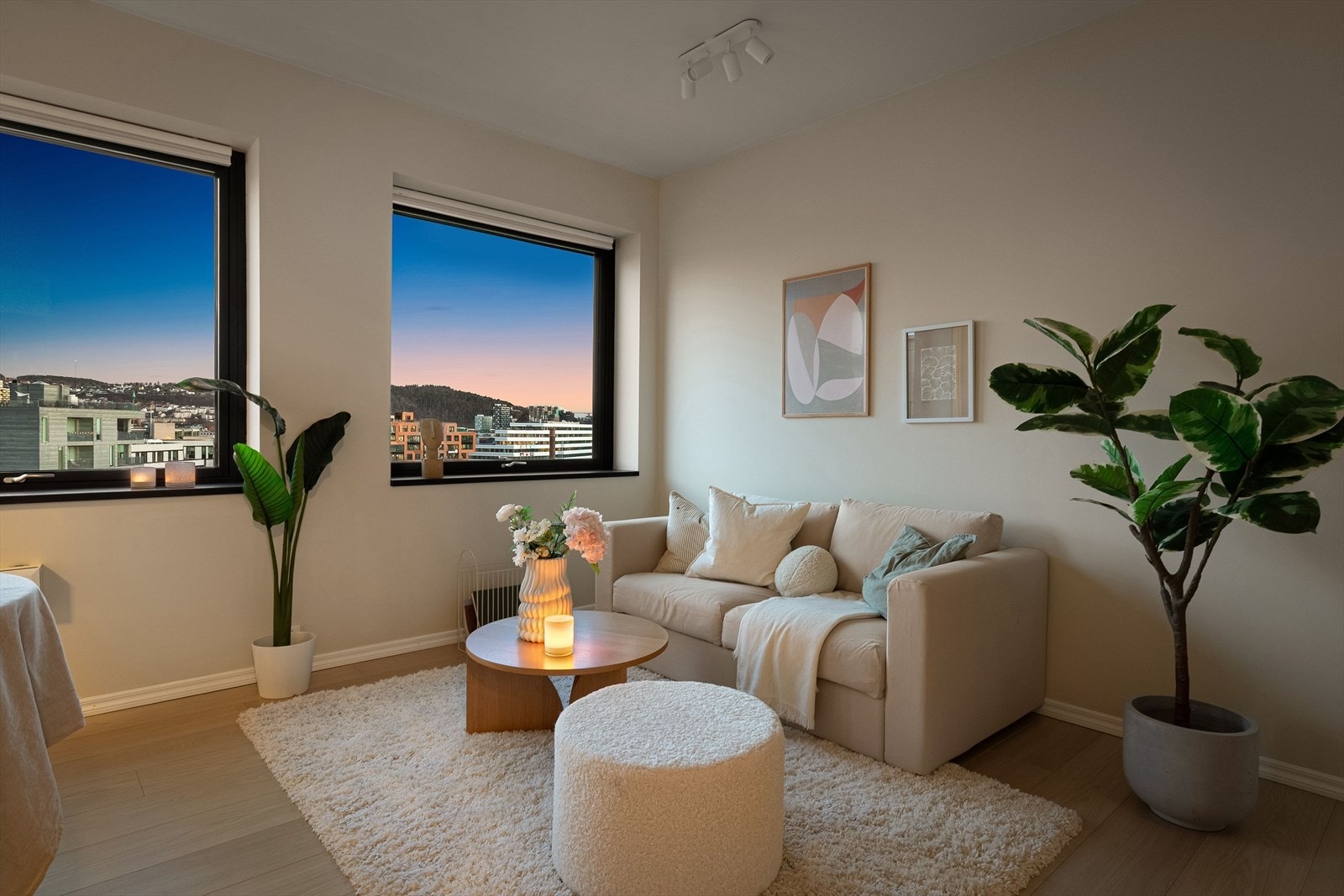 Vinduene ble skiftet i 2025 og bidrar til god isolasjon og redusert støy utenfra. Galleribilde