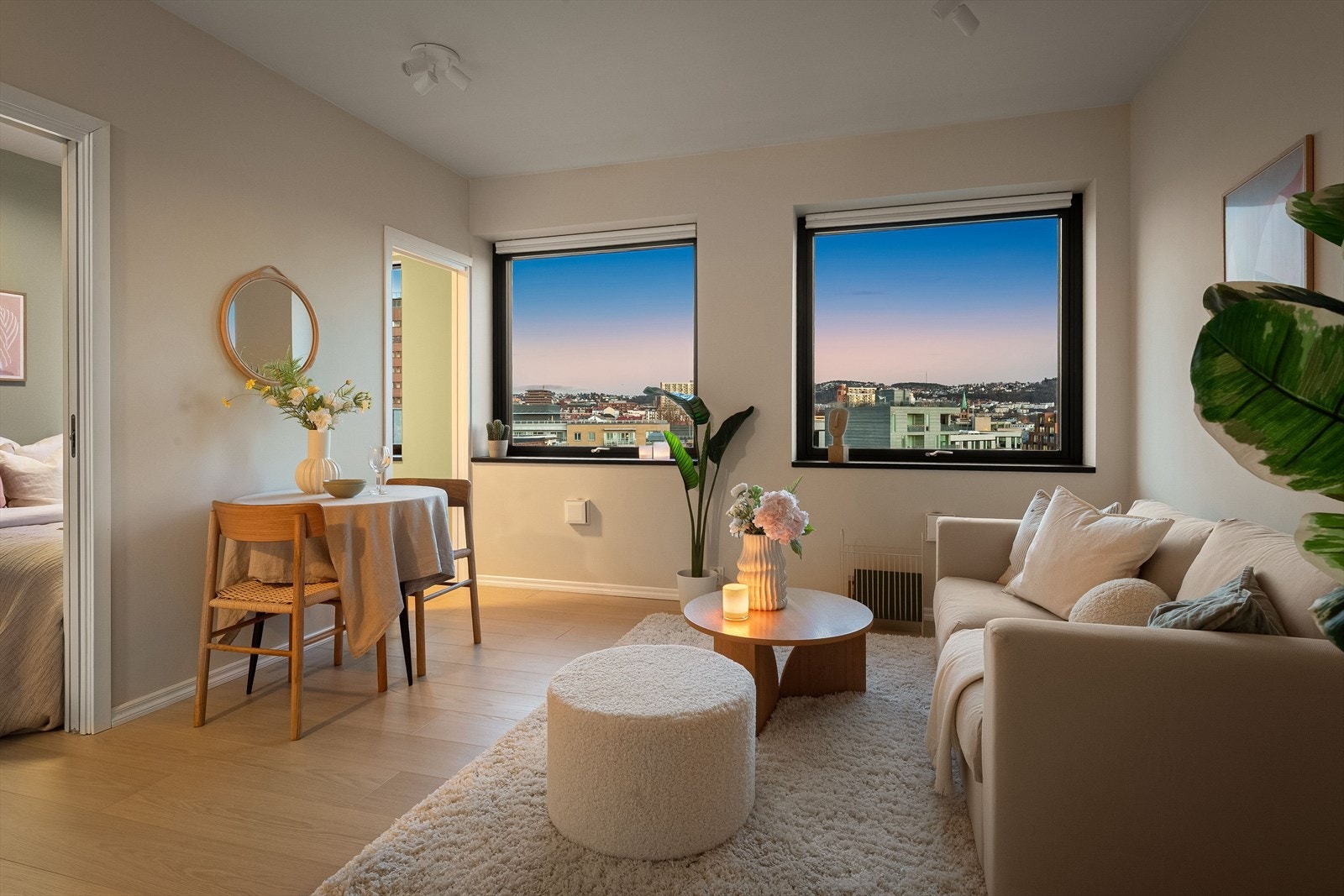 Leiligheten ligger høyt og fritt til i byggets 8. etasje. Galleribilde