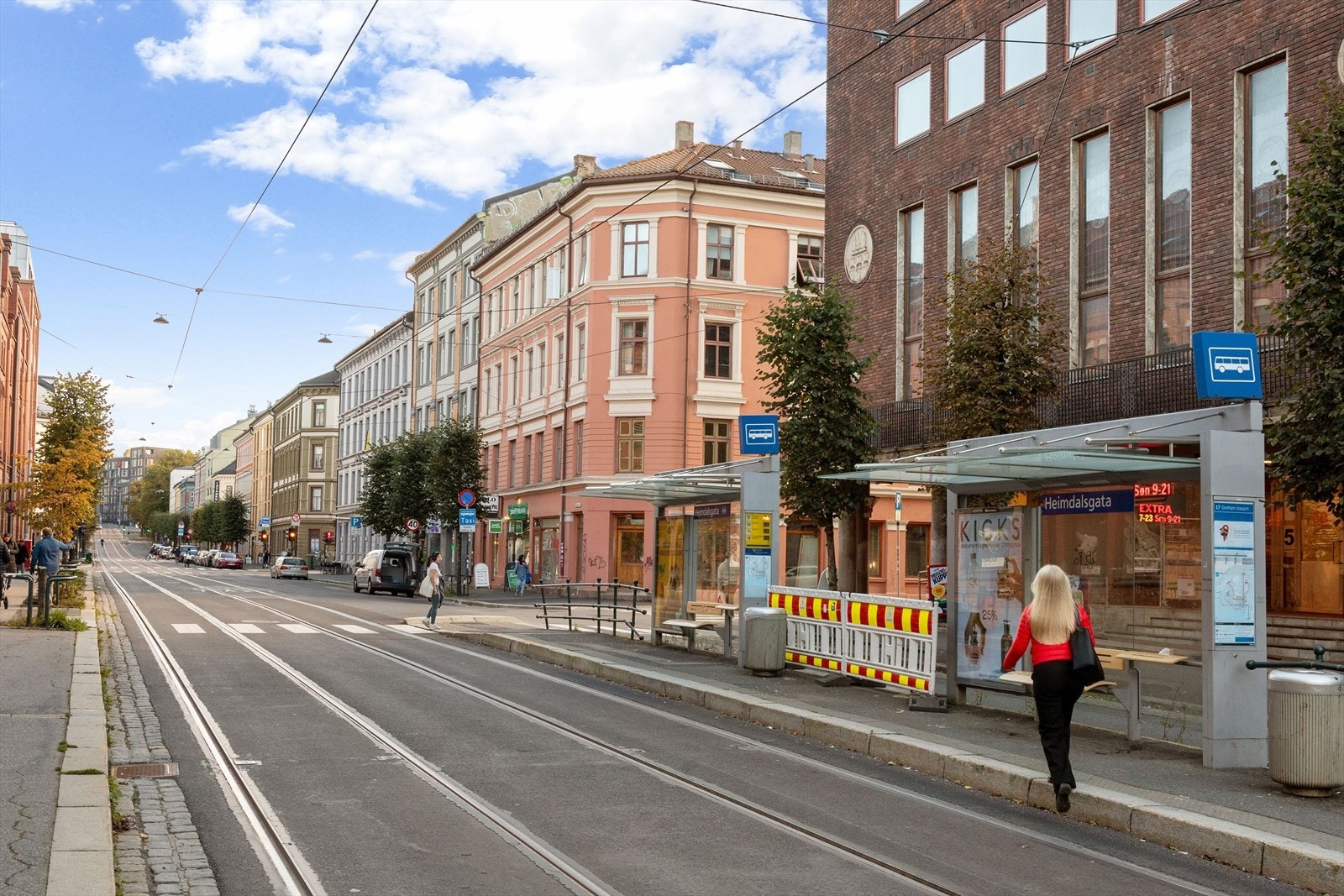 Heimdalsgata trikkeholdeplass ligger like ved bygget, med linje 17 som kobler deg effektivt til resten av byen. Galleribilde